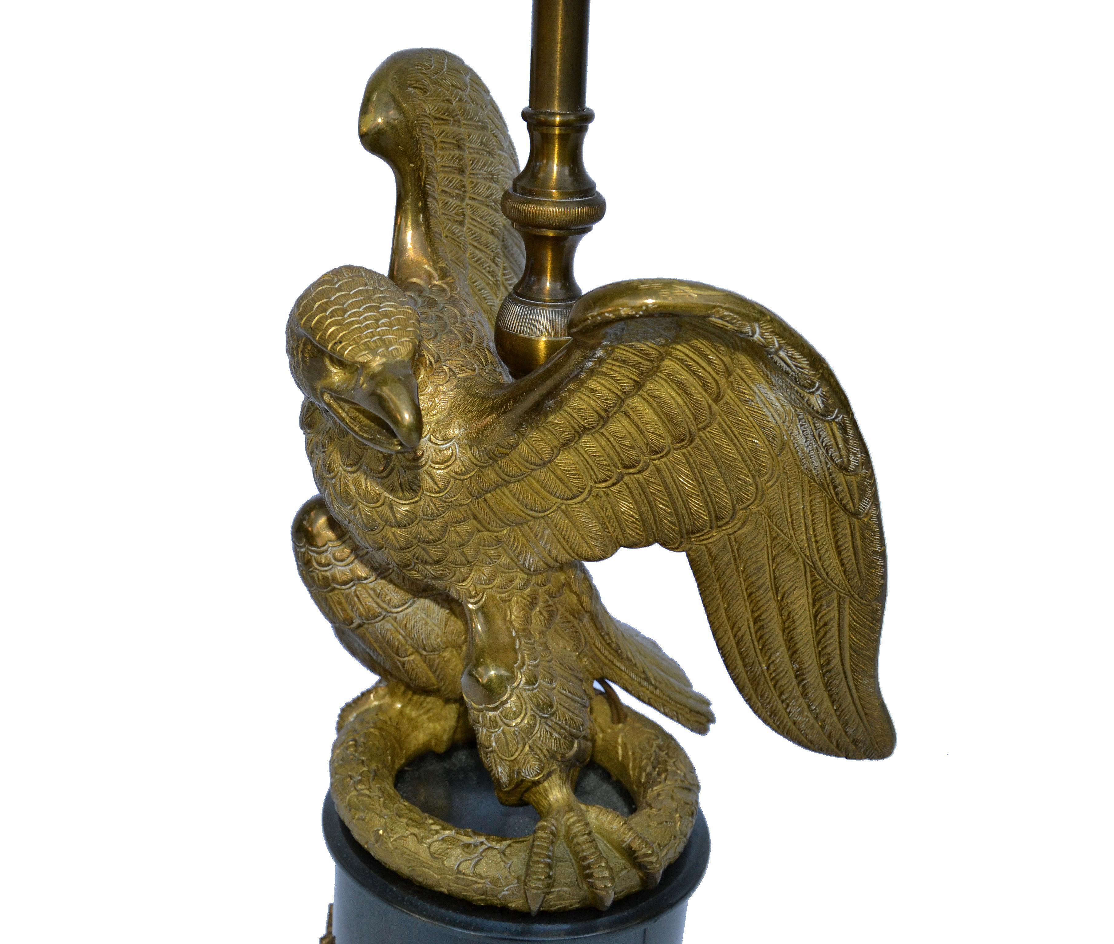 Milieu du XXe siècle Lampe de table néoclassique en bronze et marbre noir représentant un aigle, signée Maison Charles, France en vente