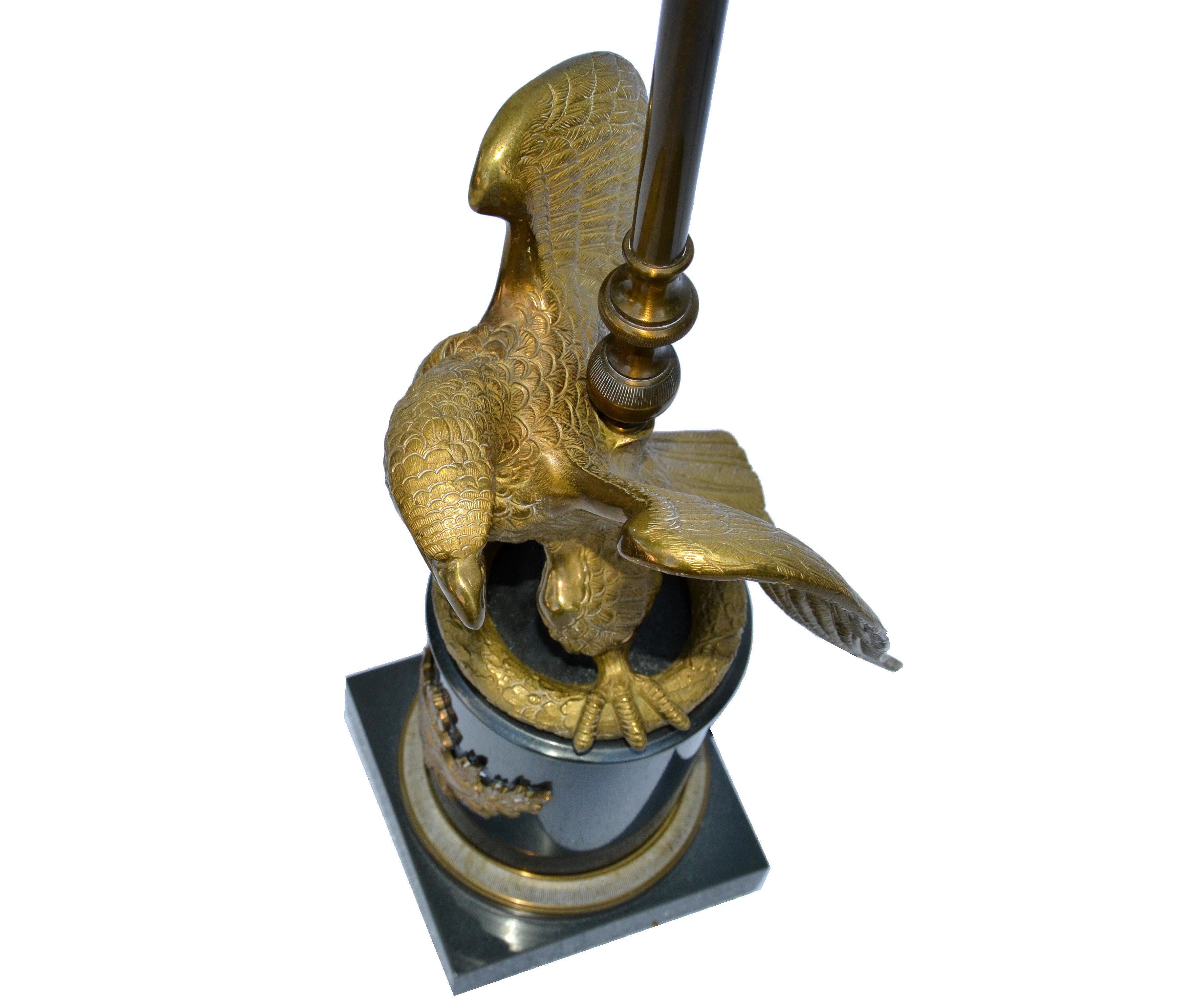 Métal Lampe de table néoclassique en bronze et marbre noir représentant un aigle, signée Maison Charles, France en vente