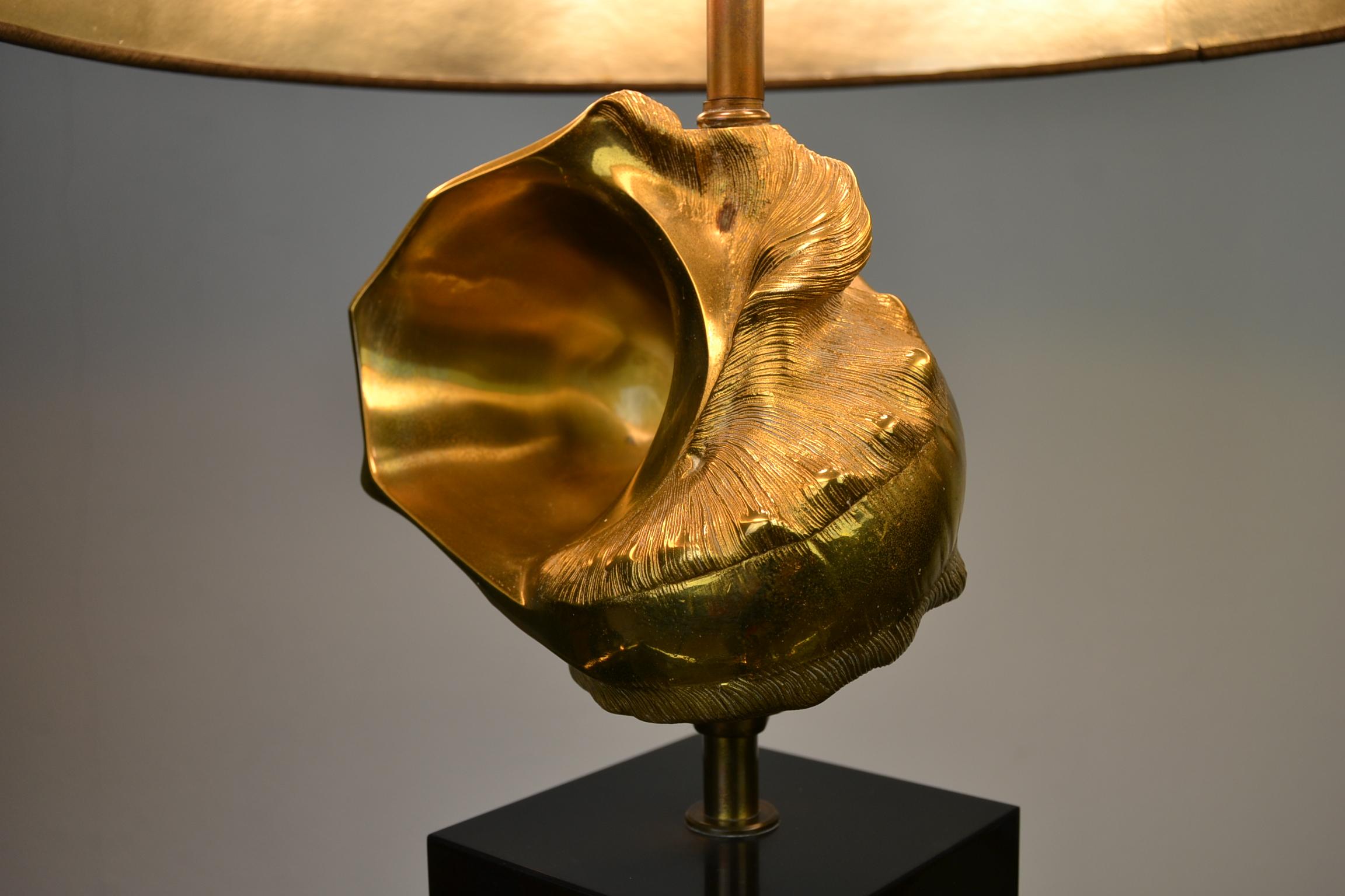 Maison Charles Nautilus Shell Table Lamp by Jacques Charles of the
Marine collection.
This Mid-20th Century Table Lighting is French,
has a Gilt bronze Sea Shell on a Black Marble Base and a Black Round Shade with gold color inside.

‘Charles Made