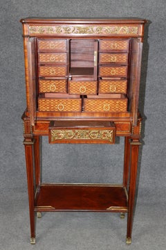 Escritorio secreter firmado Maison Forest con marquetería montada en bronce y cubículos