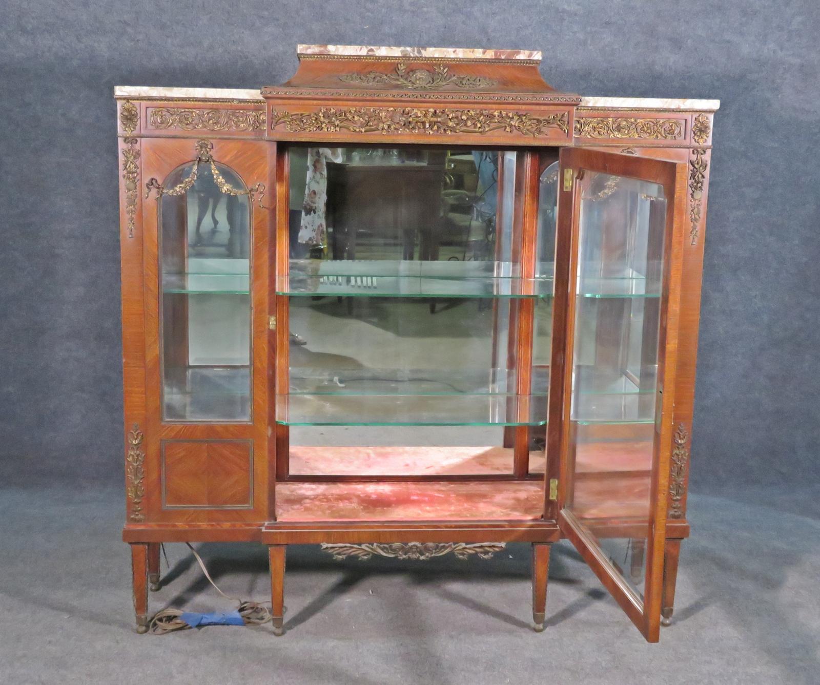 Signed Maison Forest of France Marble Top Figural Bronze Mounted Vitrine In Good Condition In Swedesboro, NJ