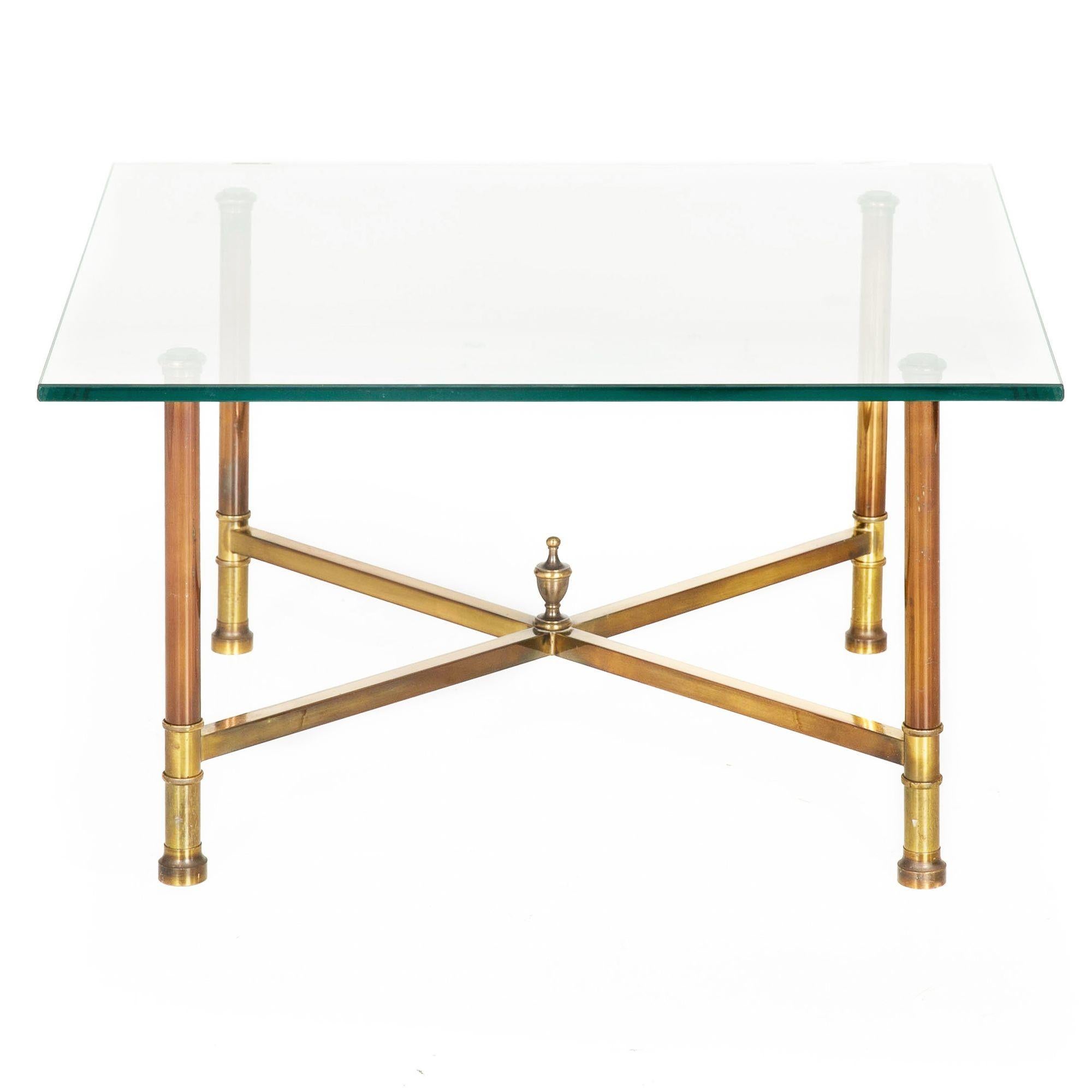 TABLE DE COCKTAIL EN LAITON ET VERRE PAR MAISON JANSEN
Milieu du 20e siècle  signé JANSEN / PARIS sur le dessous du pied

15 3/8