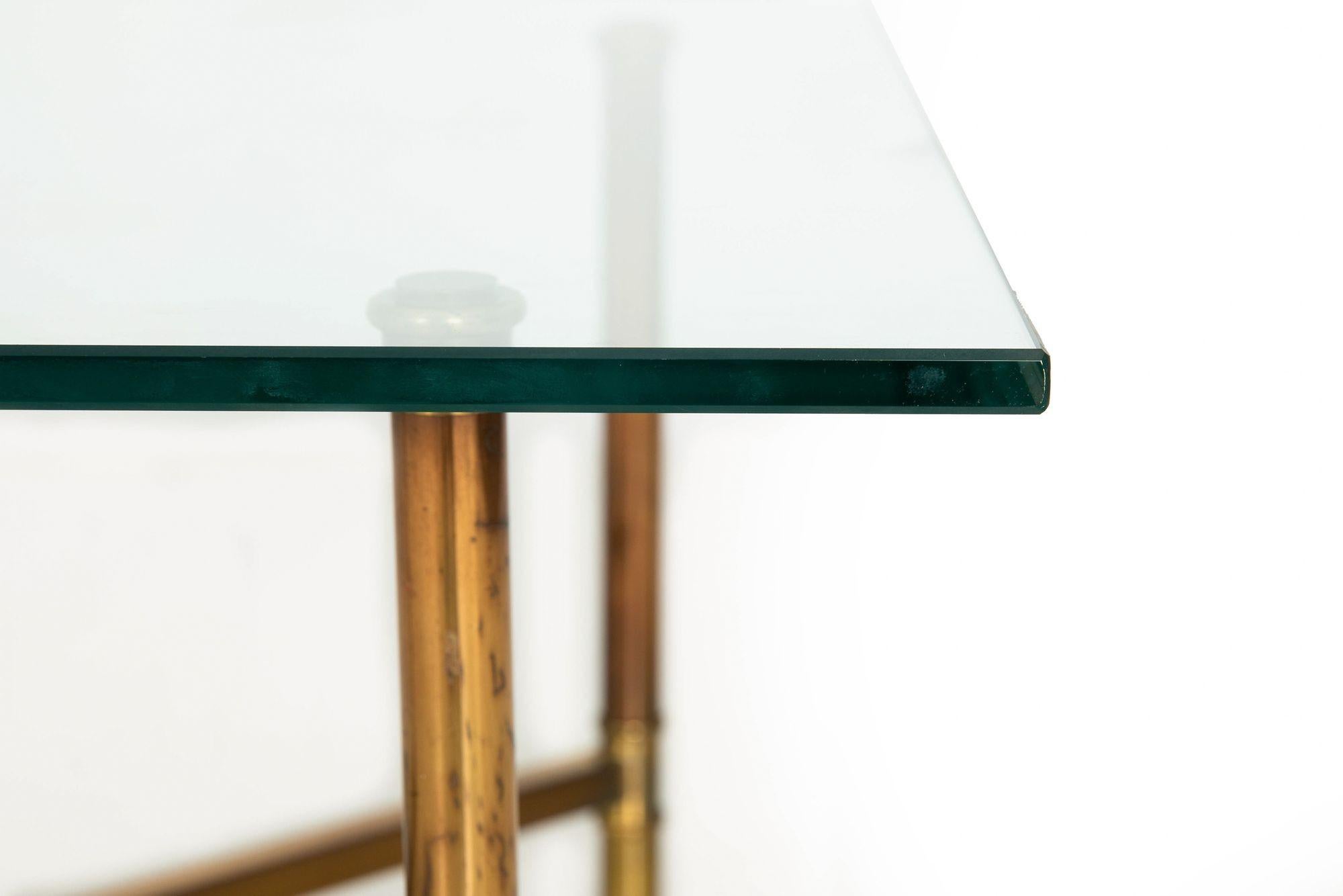 Mid-Century Modern Table Cocktail Tables signées Maison Jansen en laiton et verre en vente