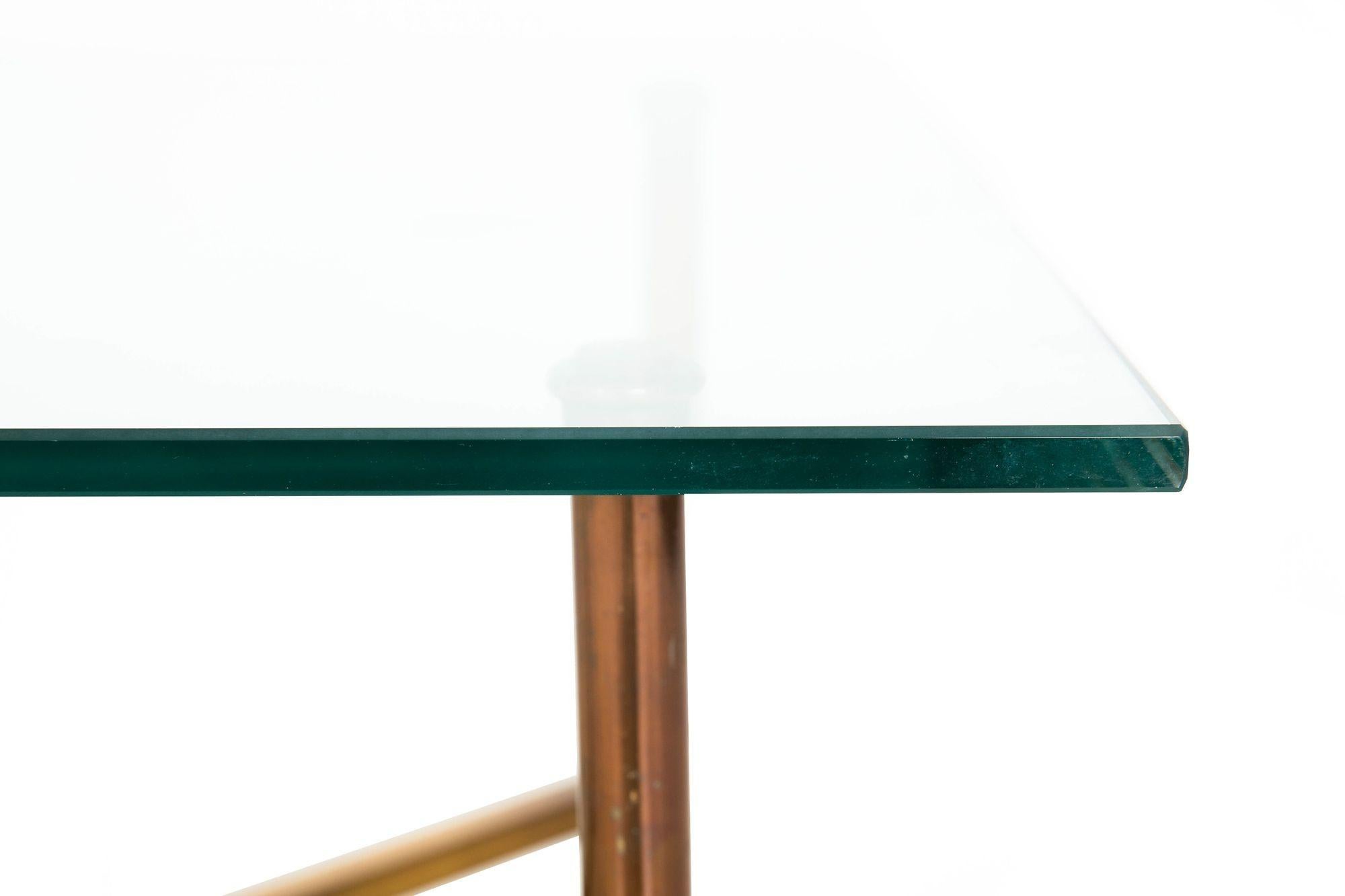 20ième siècle Table Cocktail Tables signées Maison Jansen en laiton et verre en vente