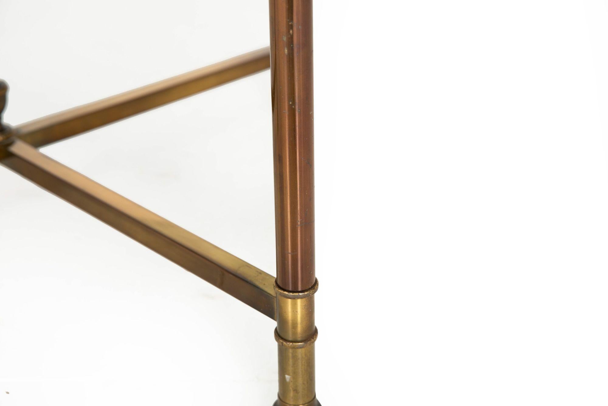 Laiton Table Cocktail Tables signées Maison Jansen en laiton et verre en vente