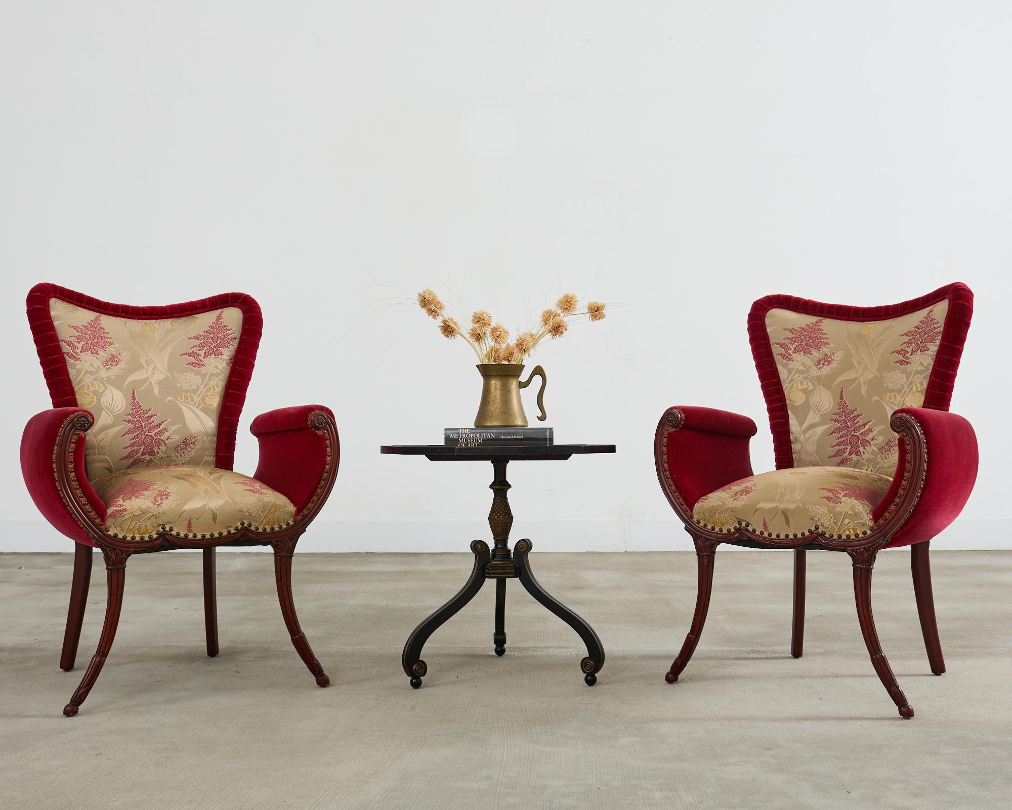 Seltener dreifüßiger Getränketisch im großen neoklassizistischen Louis XVI-Stil von Maison Jansen, Frankreich. Der Tisch aus dem frühen 20. Jahrhundert hat eine zwölfeckige Platte mit Wurzelholzfurniereinlage und einer kleinen Galeriekante. Die