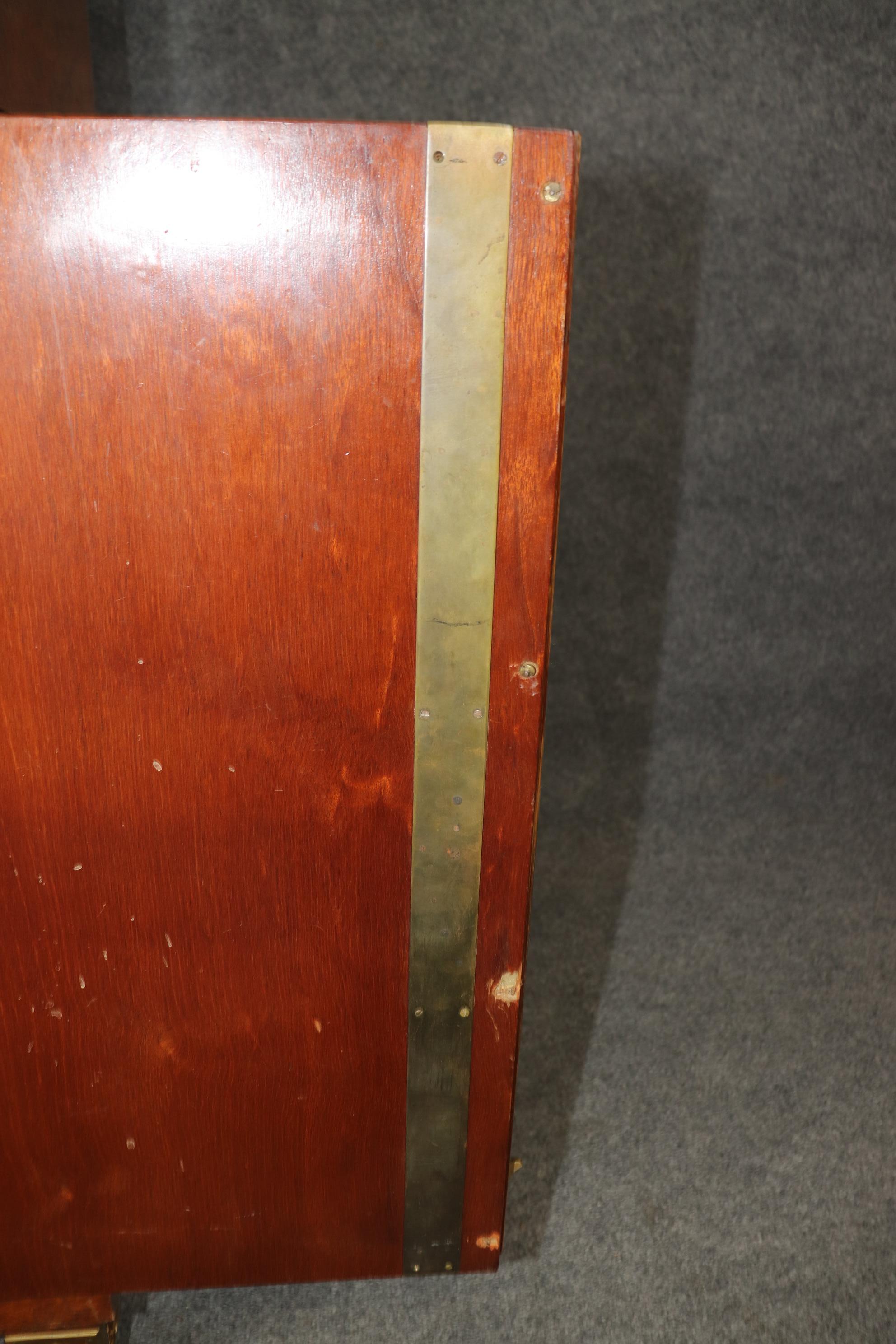 Buffet montado en bronce con espejo de nogal burilado firmado Maison Krieger de París en venta 4