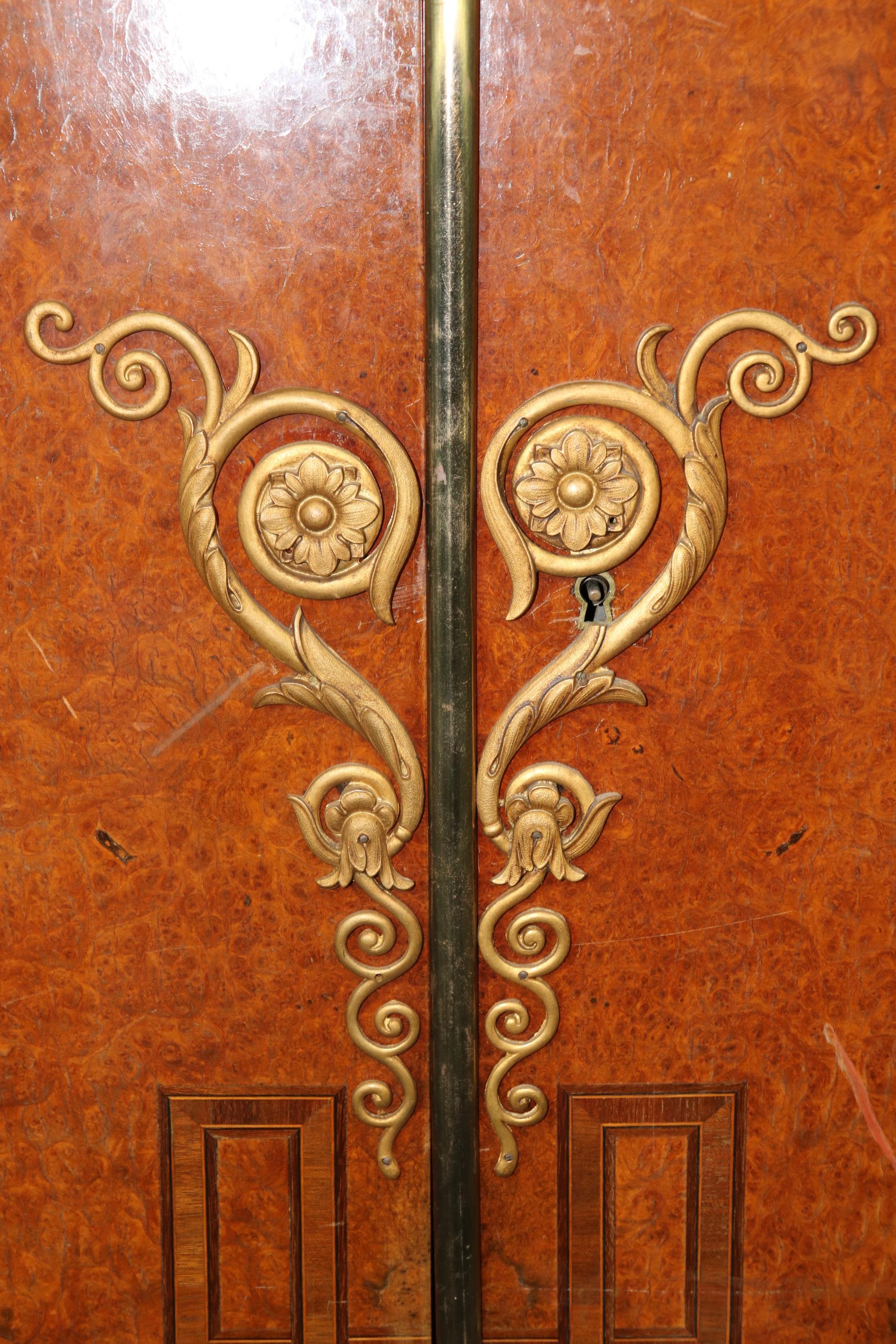 Buffet montado en bronce con espejo de nogal burilado firmado Maison Krieger de París en venta 7