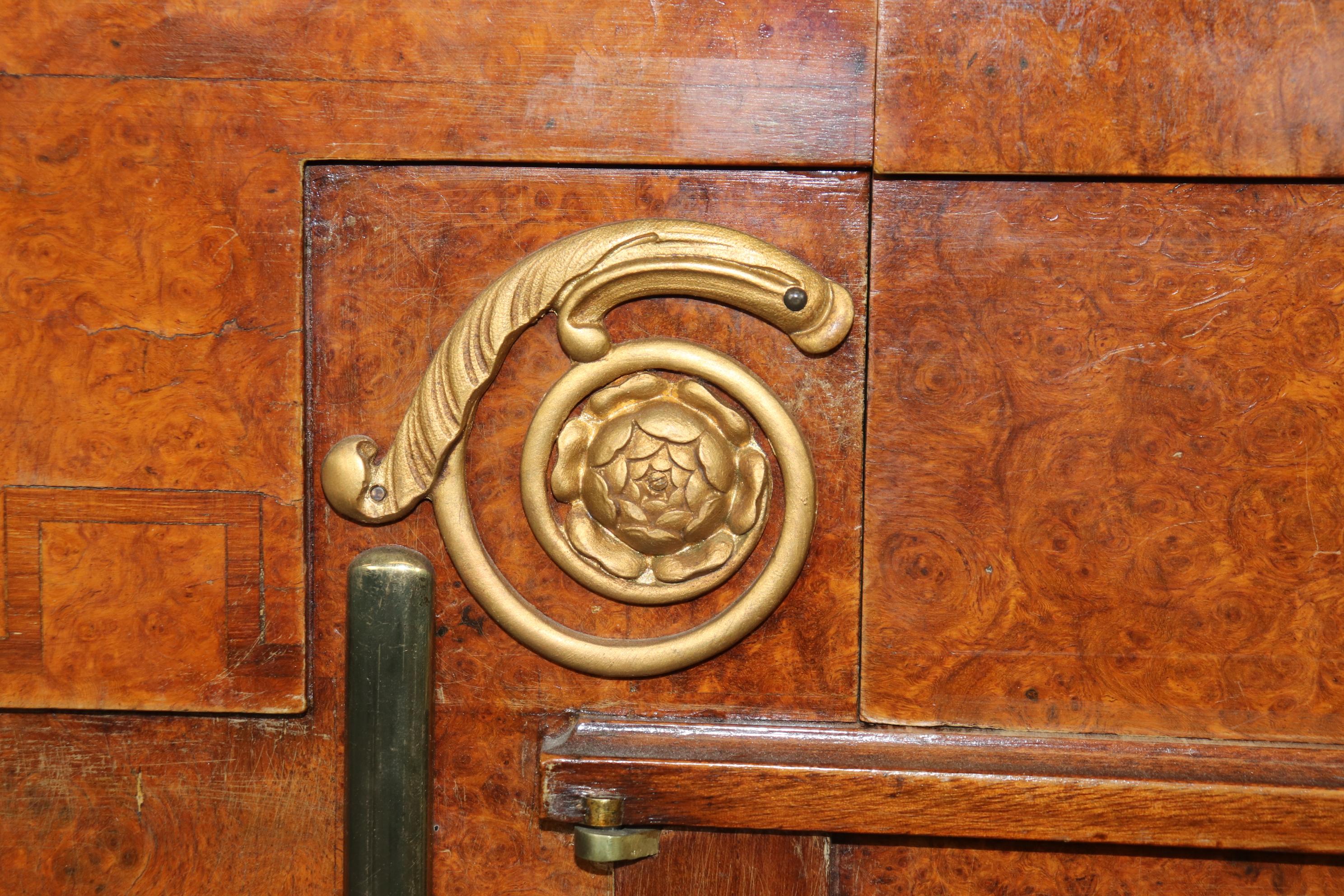 Buffet montado en bronce con espejo de nogal burilado firmado Maison Krieger de París en venta 9