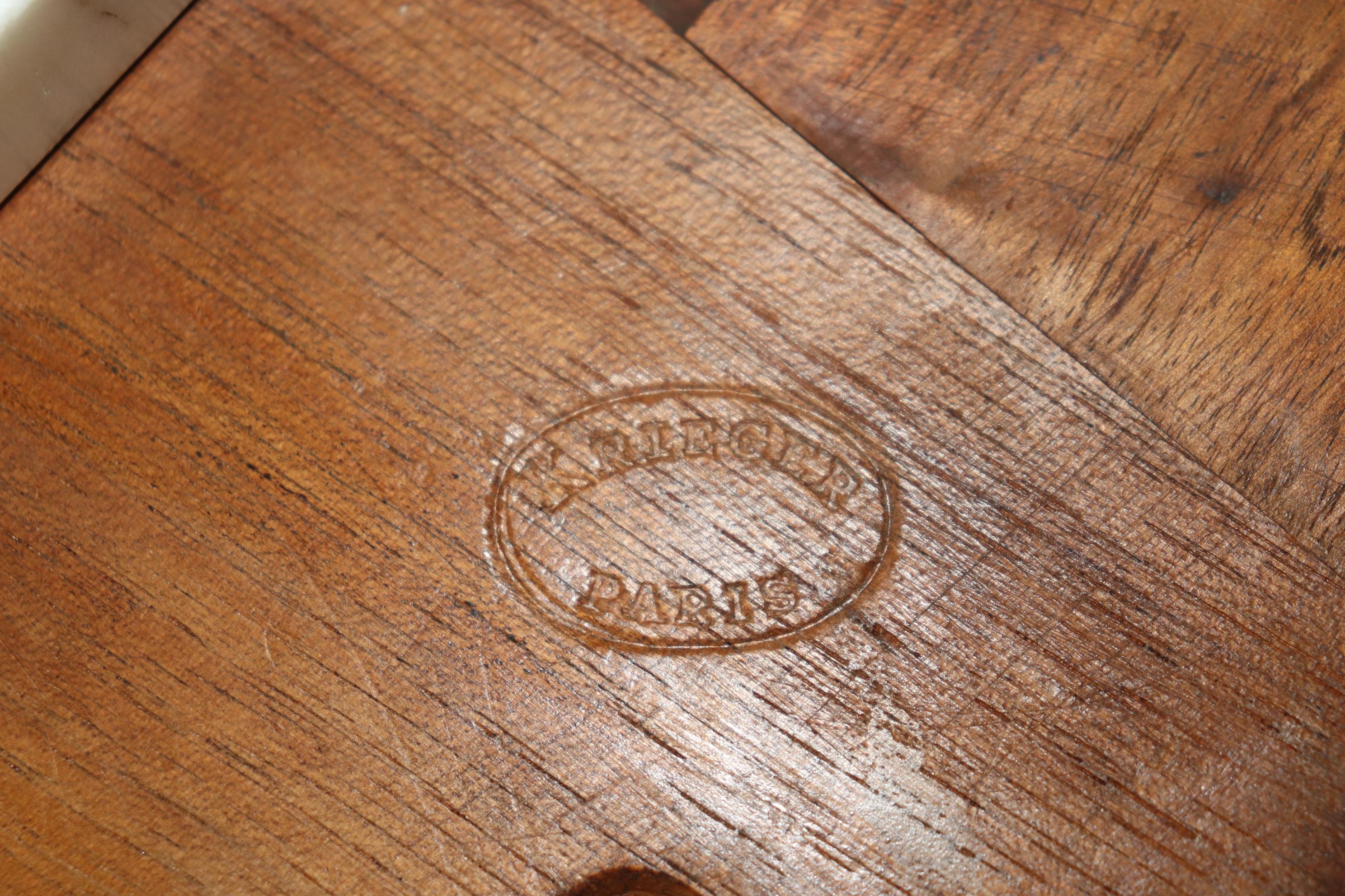 Se trata de un magnífico bufé de uno de los mejores ebanistas de Francia, la Maison Krieger. La pieza presenta una cabeza de león nítida, magníficamente diseñada y naturalista, y bronce ormolu de antememias y diversas formaciones florales. La