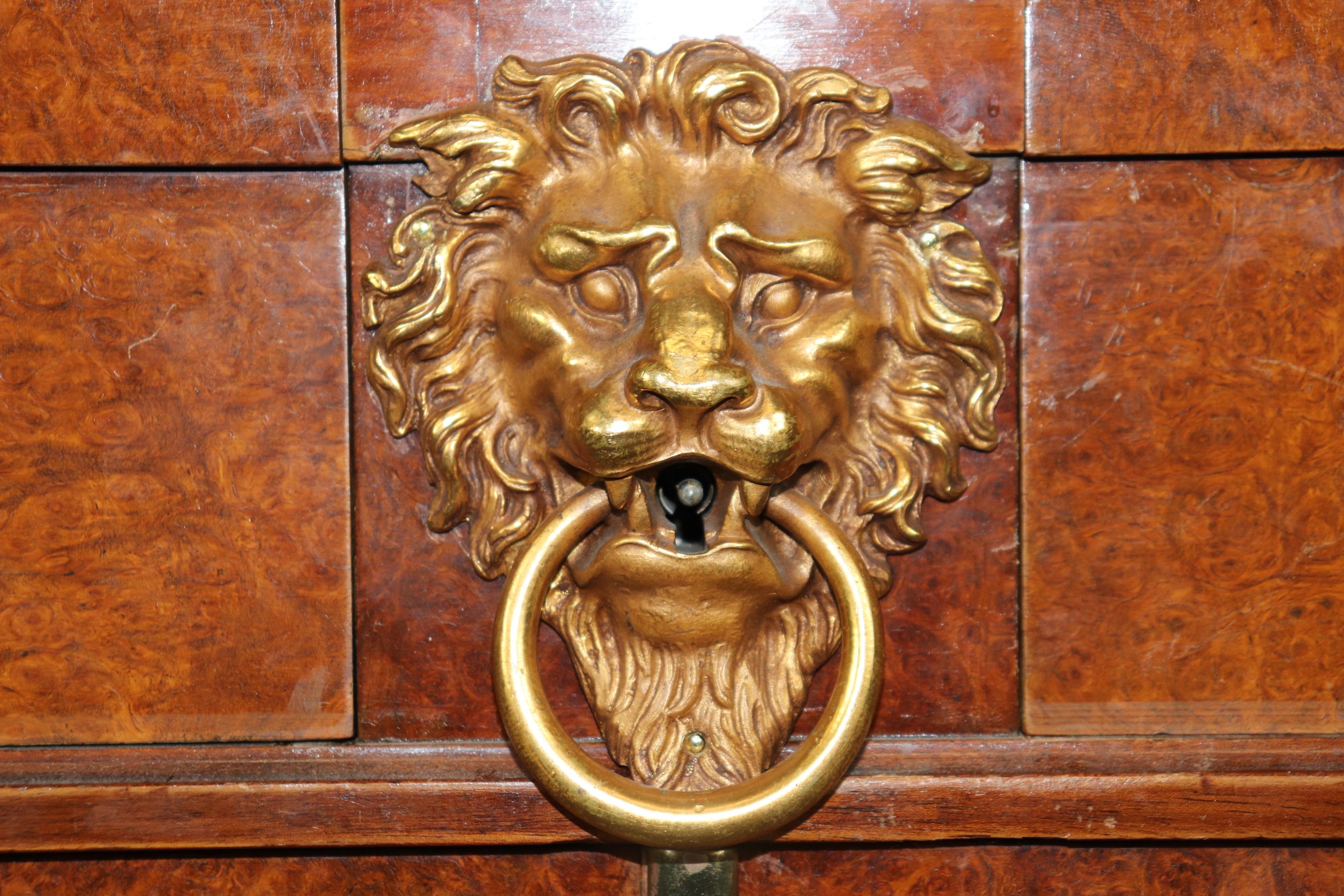 Buffet montado en bronce con espejo de nogal burilado firmado Maison Krieger de París en Bueno estado para la venta en Swedesboro, NJ