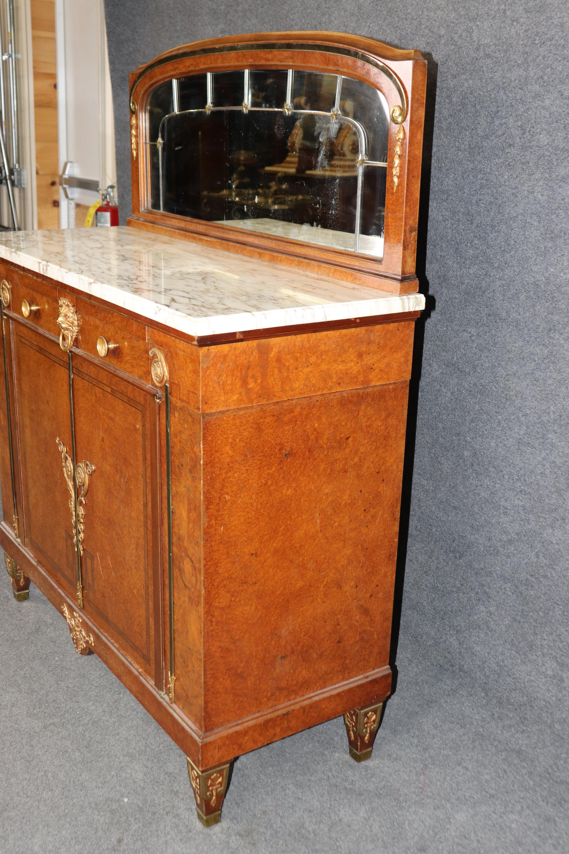 Buffet montado en bronce con espejo de nogal burilado firmado Maison Krieger de París principios del siglo XX en venta