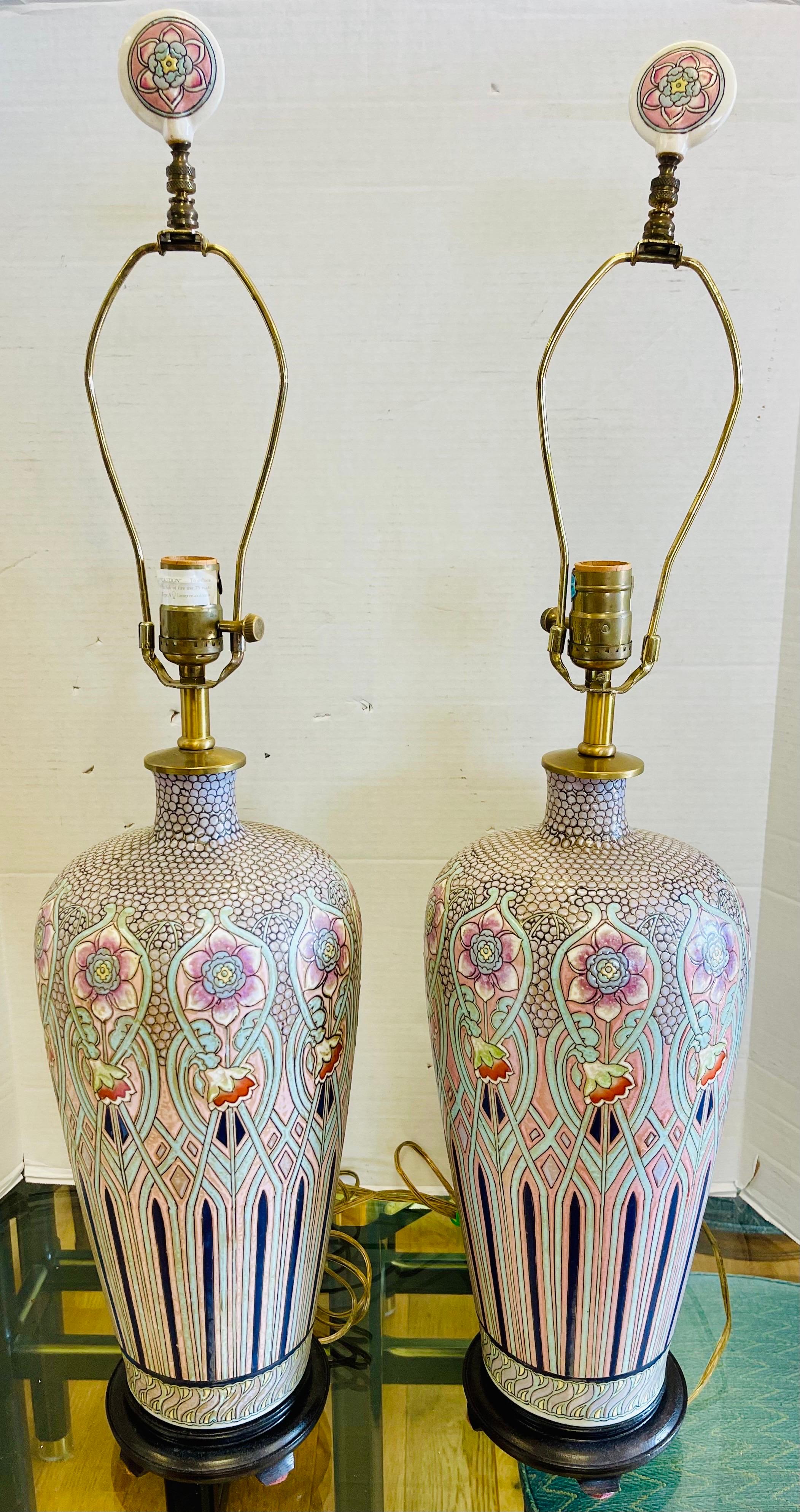 Chinoiseries Substantielle paire de lampes de bureau assorties en céramique et porcelaine signées Maitland Smith en vente