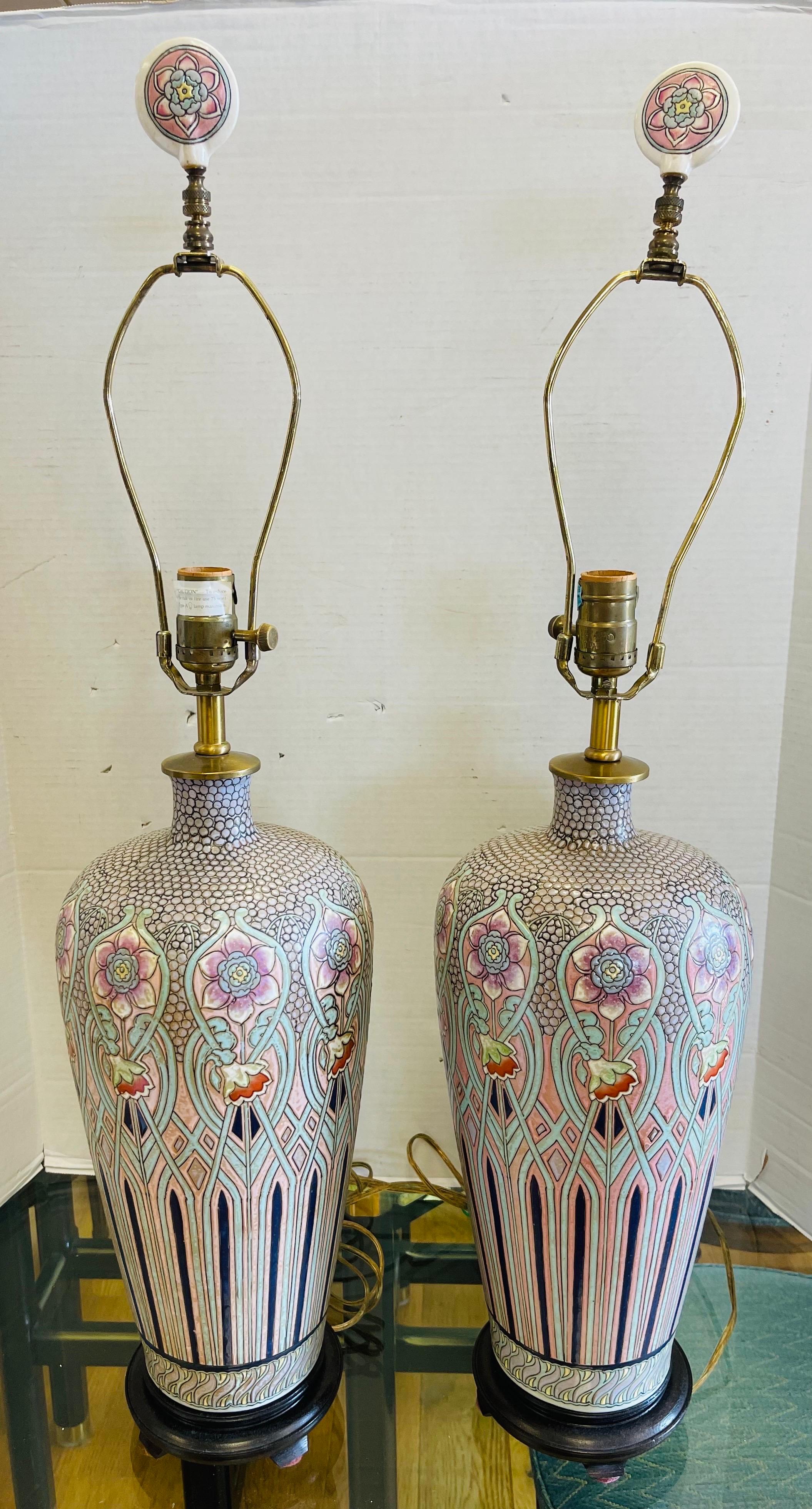 20ième siècle Substantielle paire de lampes de bureau assorties en céramique et porcelaine signées Maitland Smith en vente