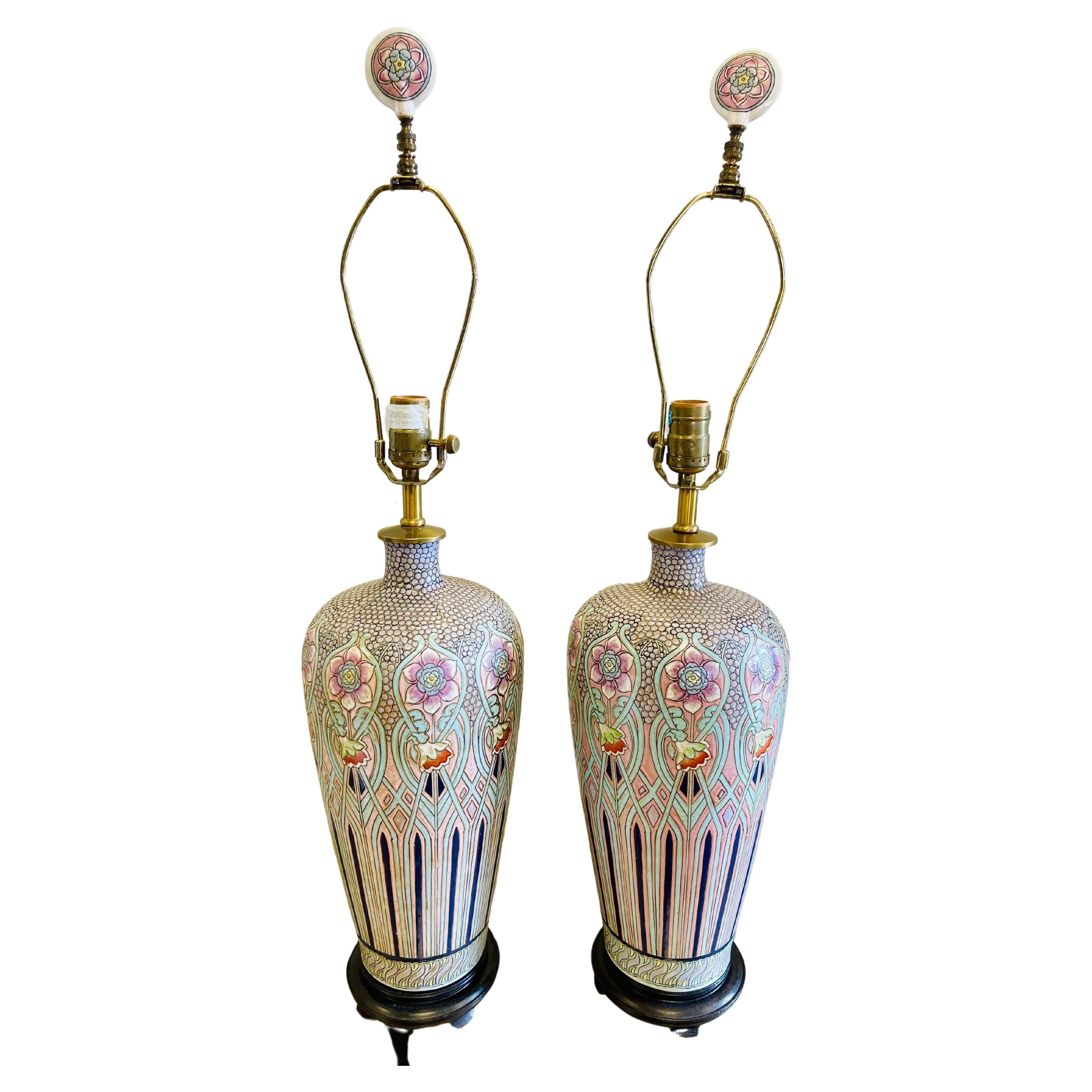 Substantielle paire de lampes de bureau assorties en céramique et porcelaine signées Maitland Smith en vente