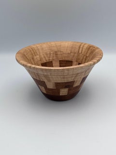 Ciotola in legno di John Woods, firmata in acero e noce, di ispirazione folkloristica e geometrica