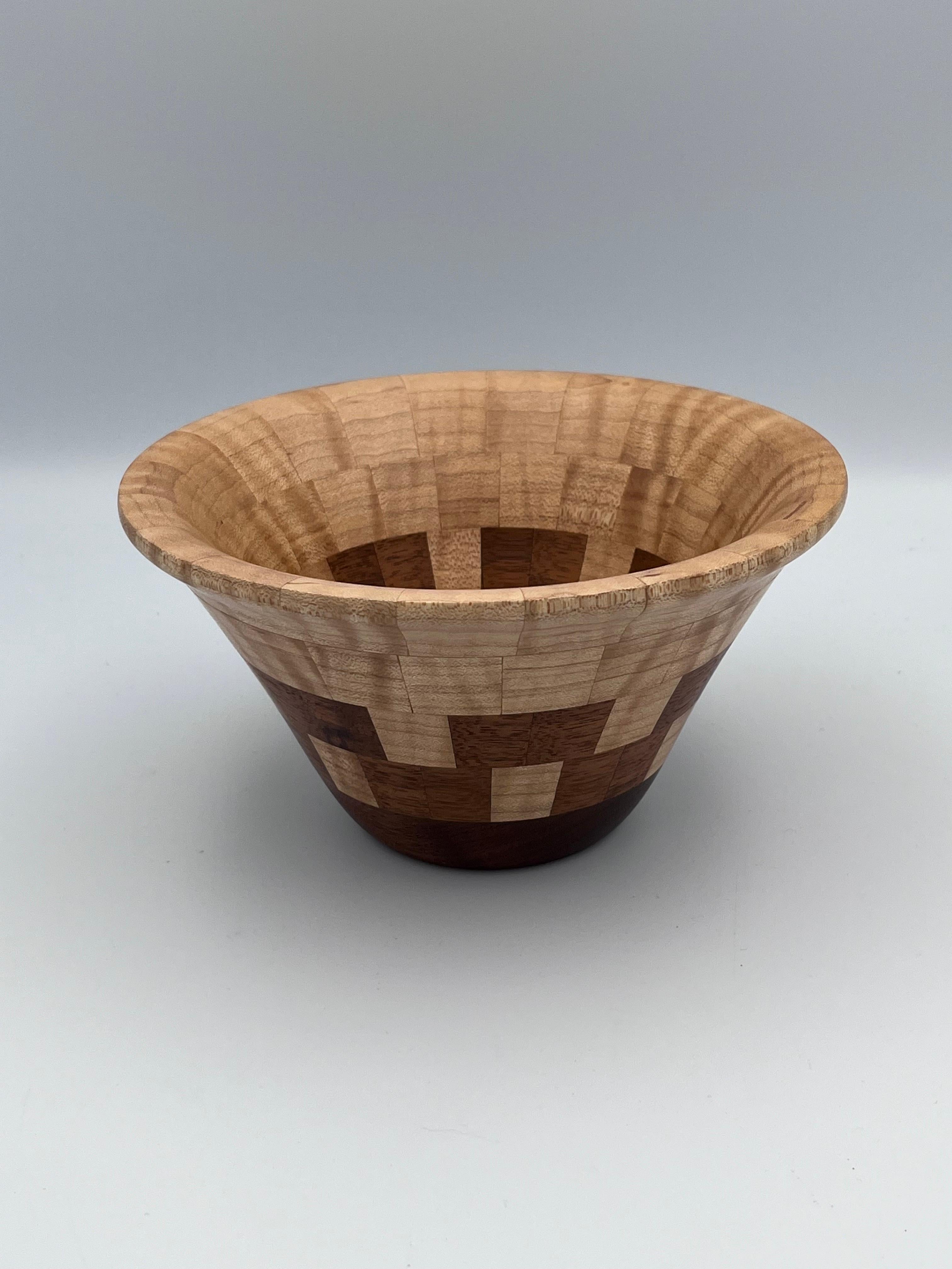 Signiert Ahorn & Nussbaum Geometrische Folk Art Wood Bowl von John Sinosky (Volkskunst) im Angebot