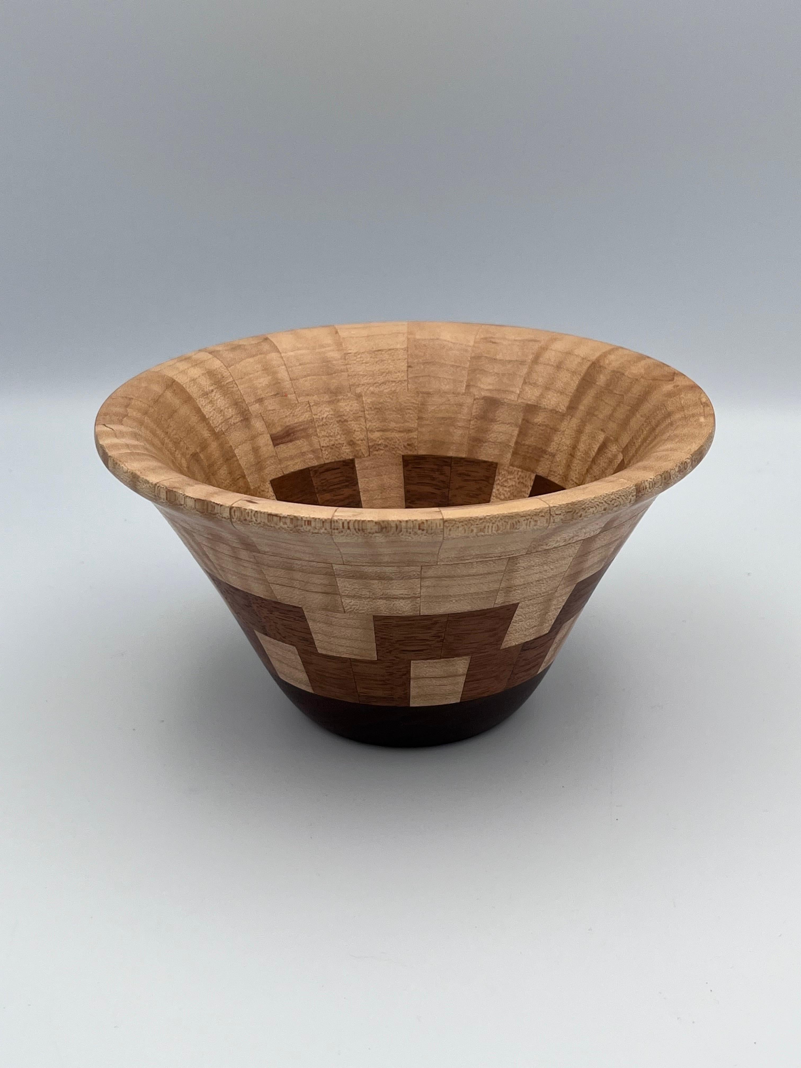 Signiert Ahorn & Nussbaum Geometrische Folk Art Wood Bowl von John Sinosky (amerikanisch) im Angebot