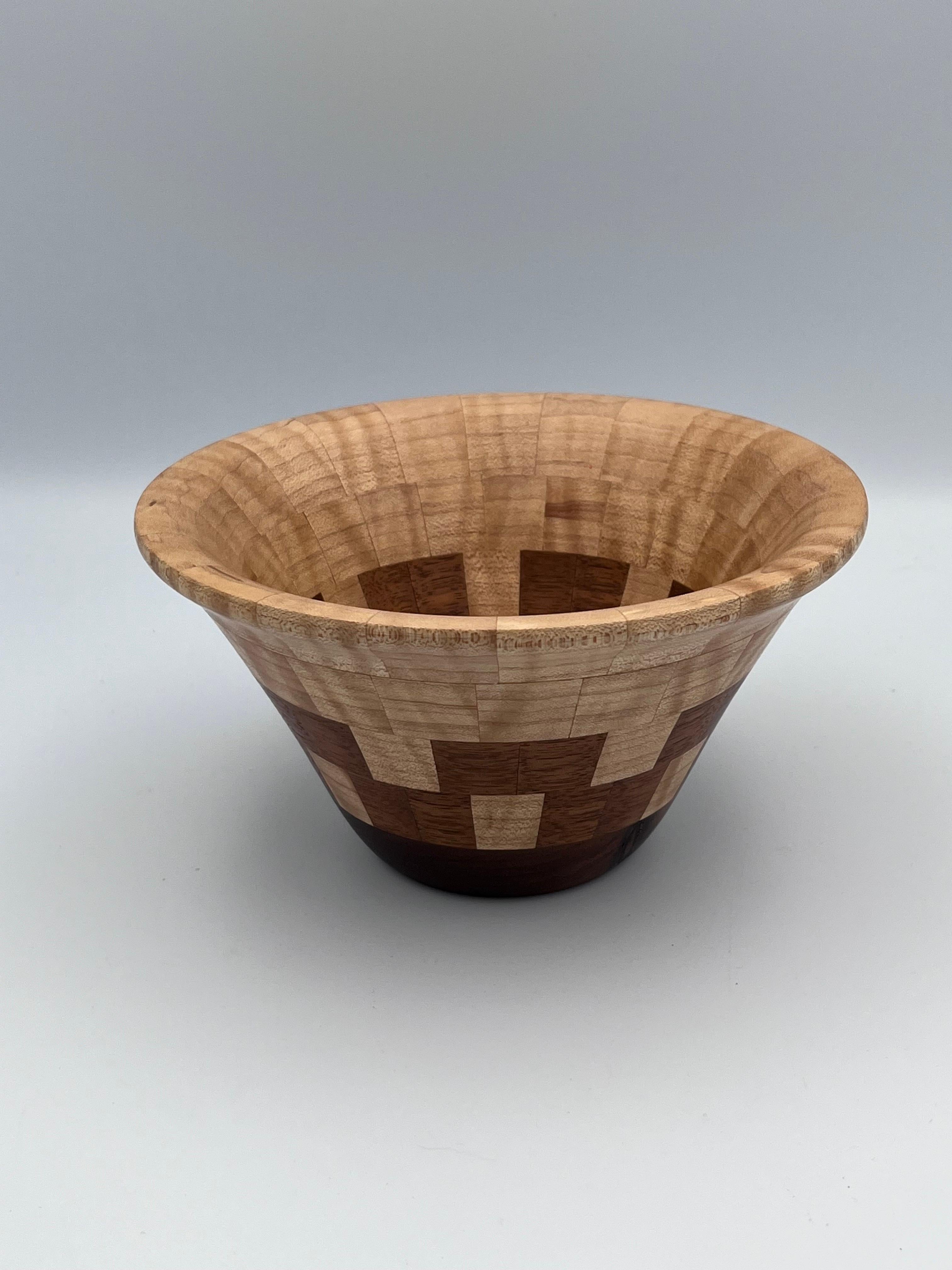 Signiert Ahorn & Nussbaum Geometrische Folk Art Wood Bowl von John Sinosky im Zustand „Hervorragend“ im Angebot in Red Lion, PA