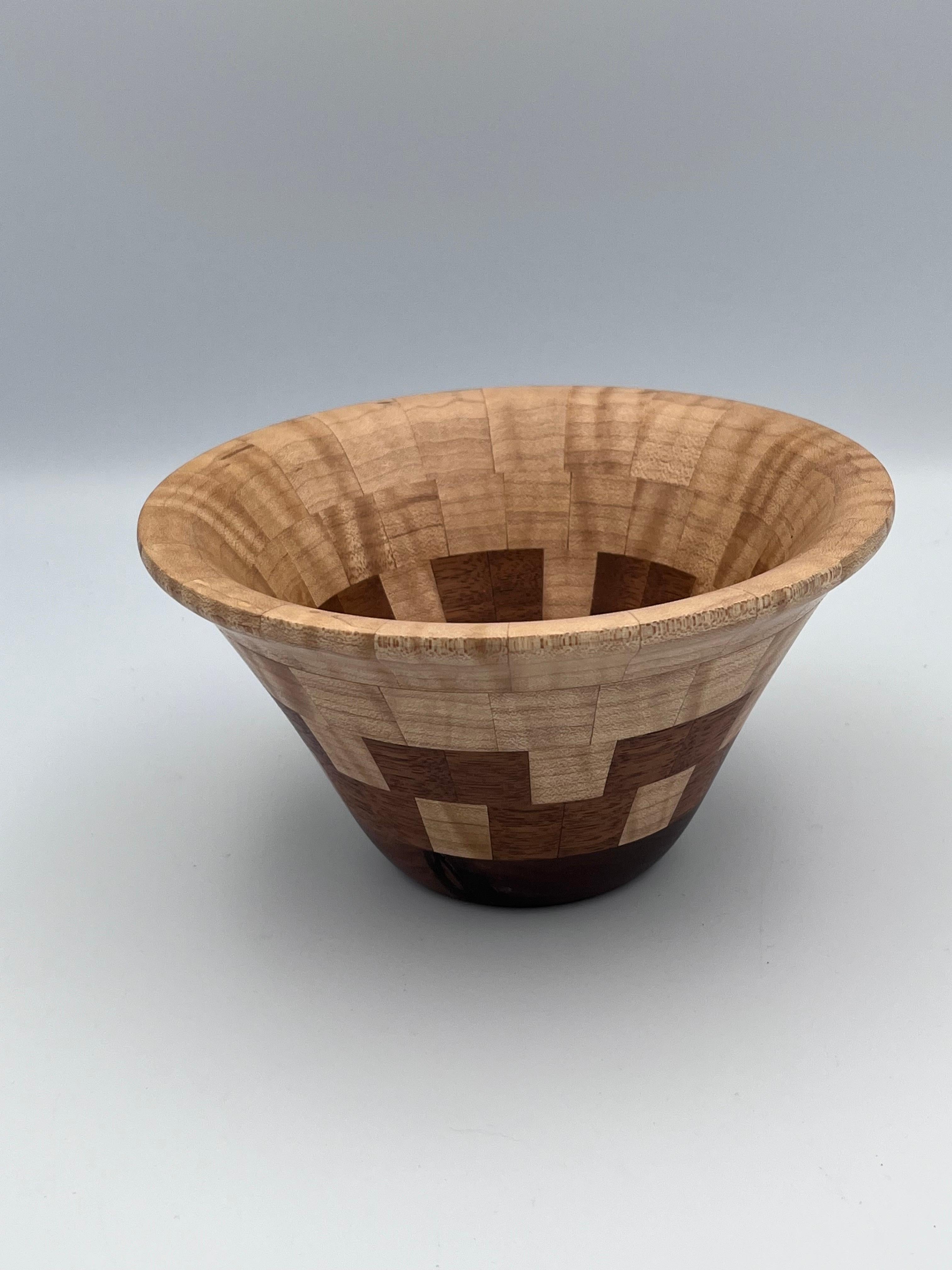 Signiert Ahorn & Nussbaum Geometrische Folk Art Wood Bowl von John Sinosky (20. Jahrhundert) im Angebot