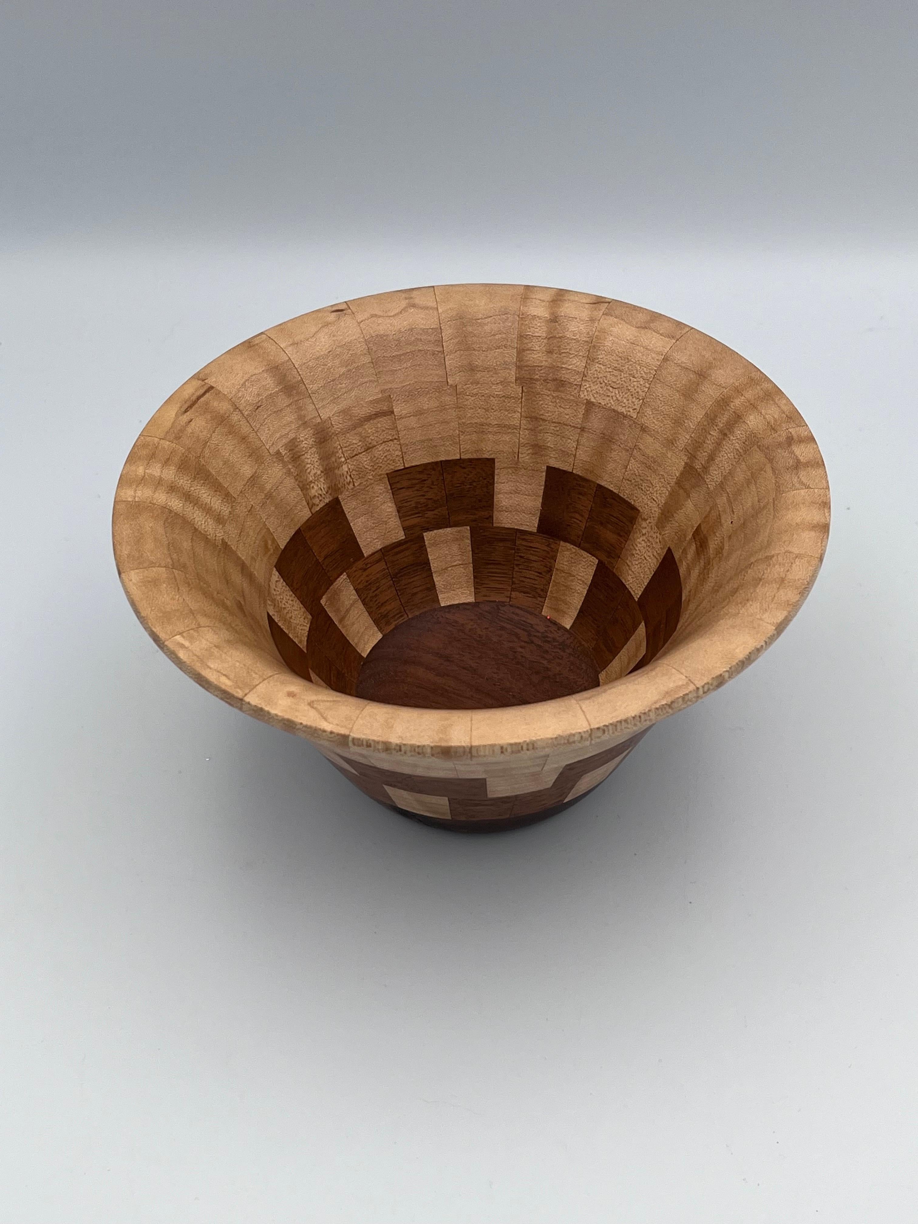 Signiert Ahorn & Nussbaum Geometrische Folk Art Wood Bowl von John Sinosky (Ahornholz) im Angebot