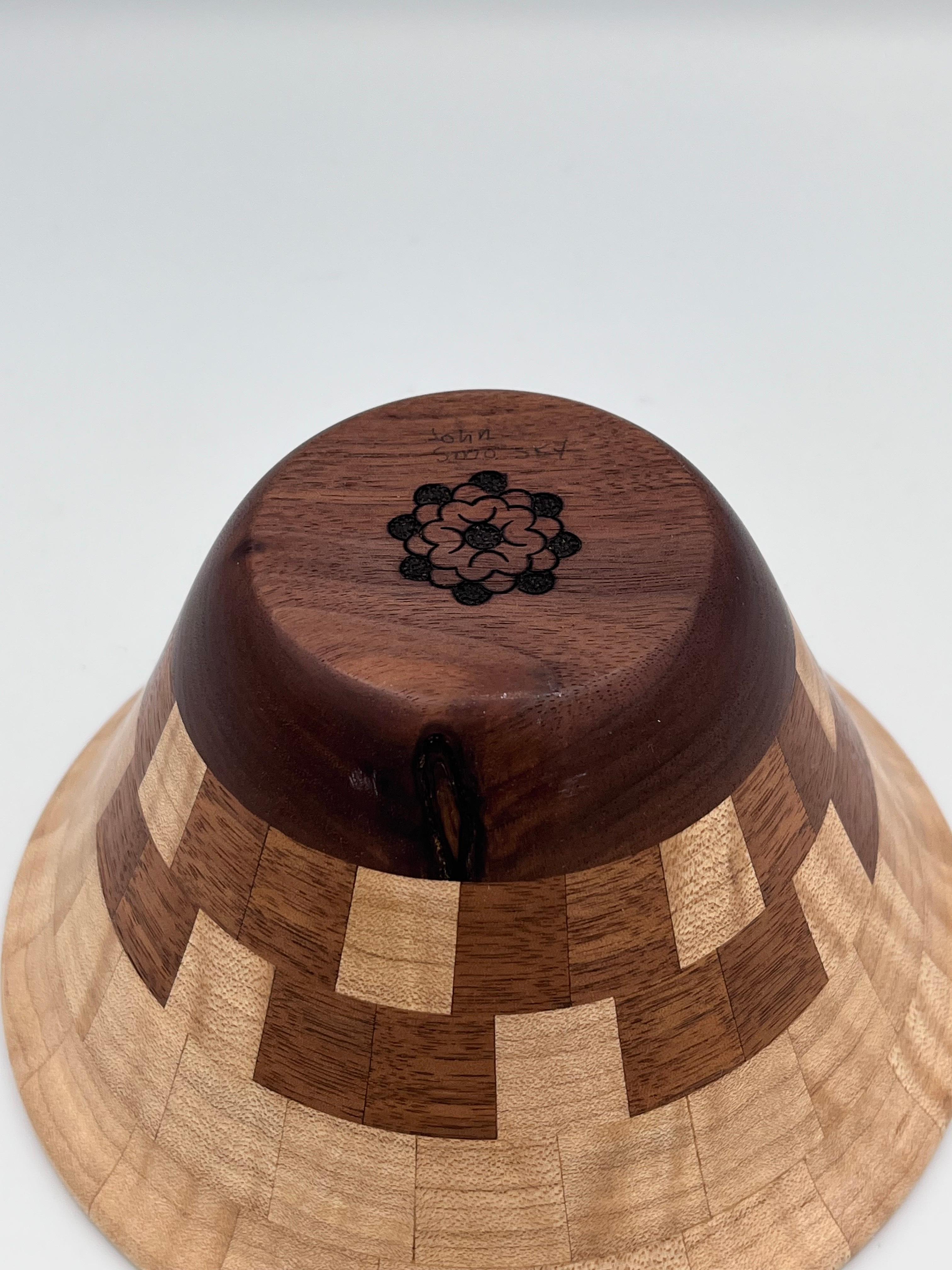 Signiert Ahorn & Nussbaum Geometrische Folk Art Wood Bowl von John Sinosky im Angebot 1
