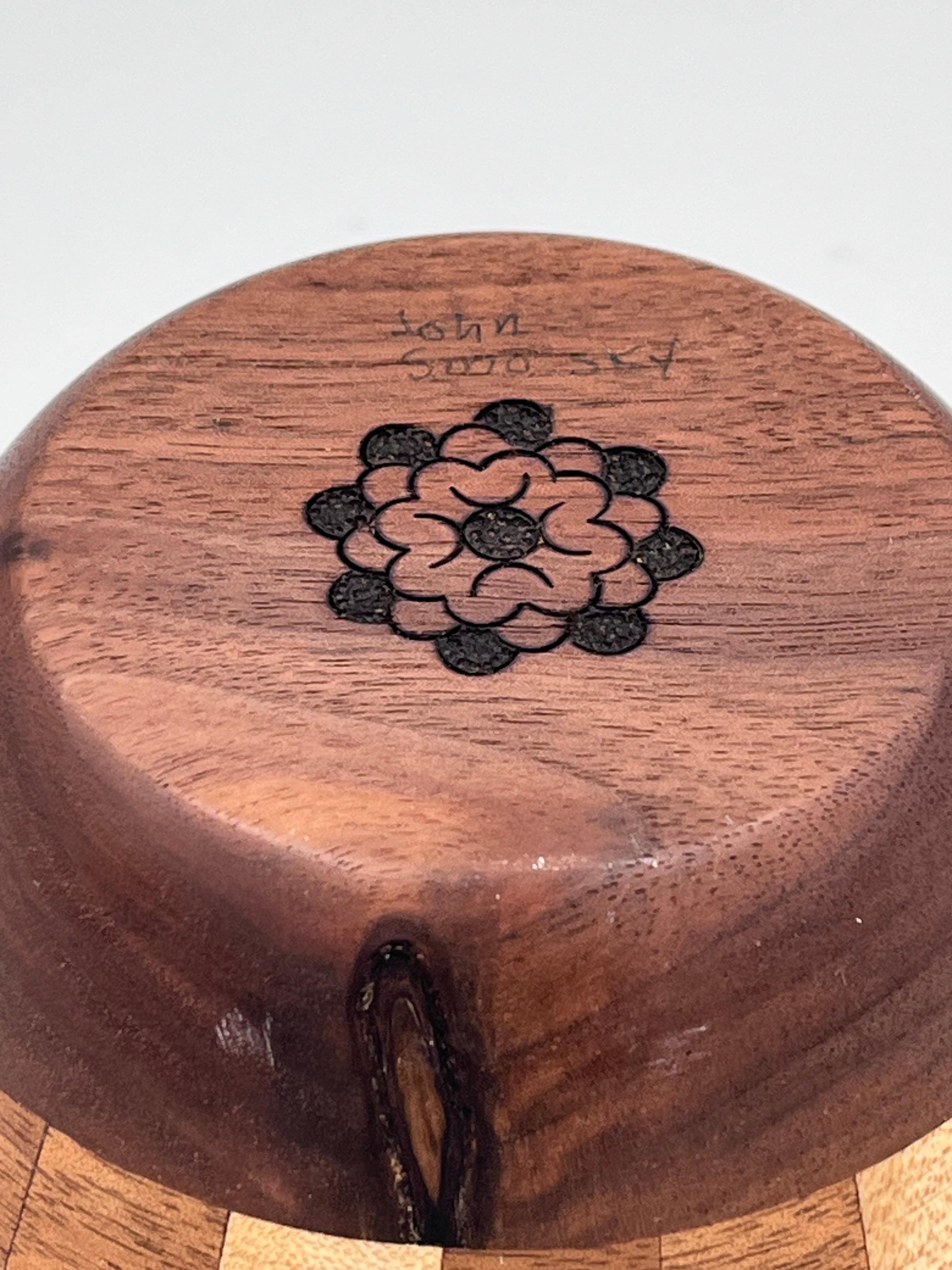 Signiert Ahorn & Nussbaum Geometrische Folk Art Wood Bowl von John Sinosky im Angebot 2
