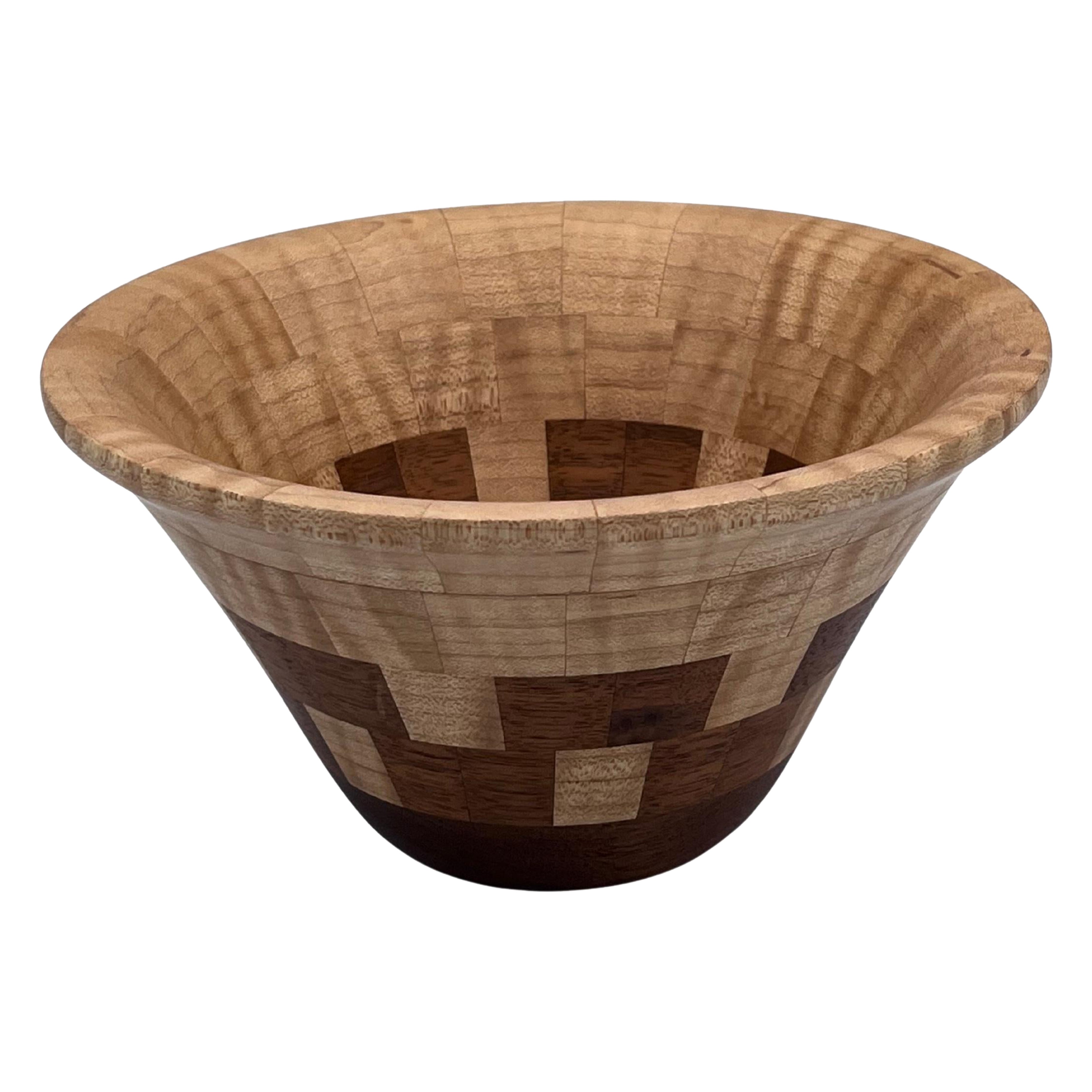 Signiert Ahorn & Nussbaum Geometrische Folk Art Wood Bowl von John Sinosky im Angebot