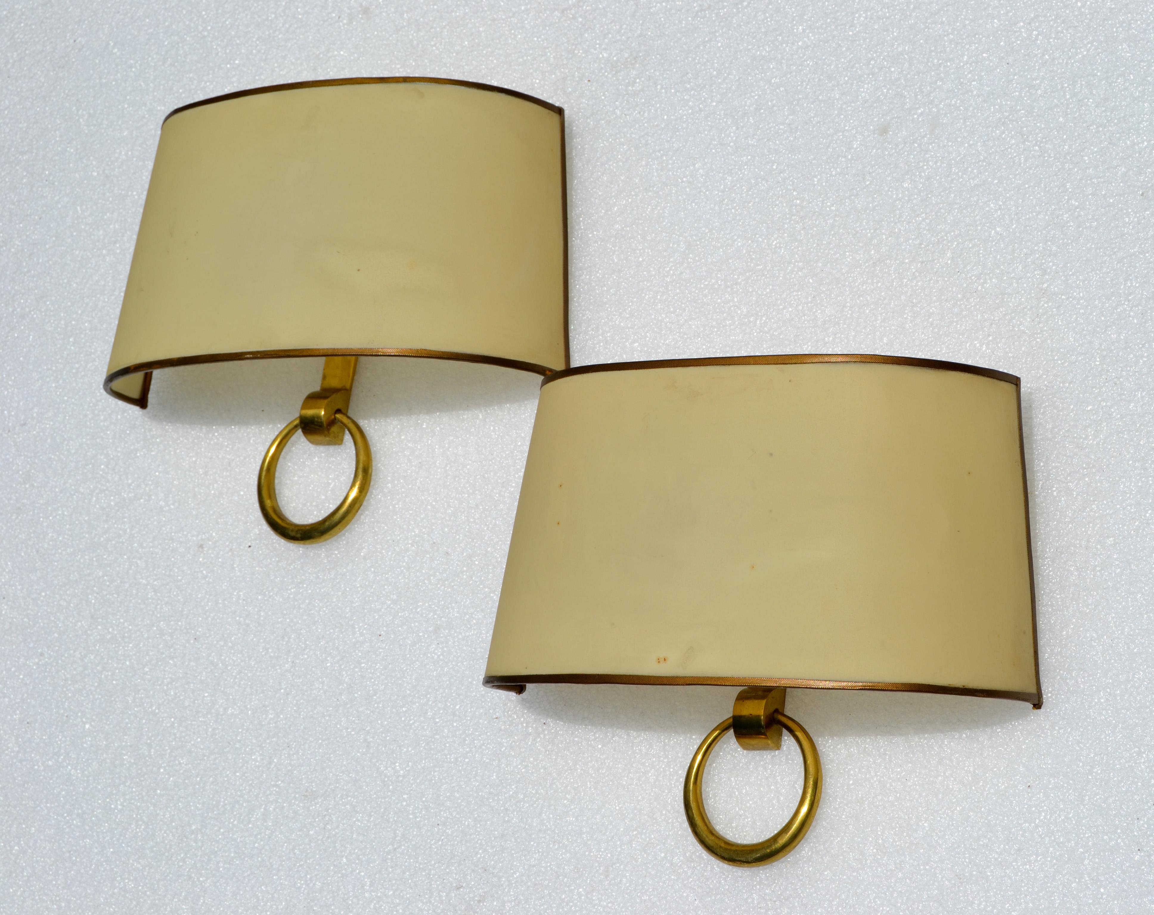 Paire d'appliques en bronze Art Déco de Marcel Guillemard avec demi-ombre d'origine.
Chaque ampoule est compatible avec une ampoule de 40 watts maximum. 
Les deux appliques sont estampillées Bronze, numérotées 30461 et portent le nom du