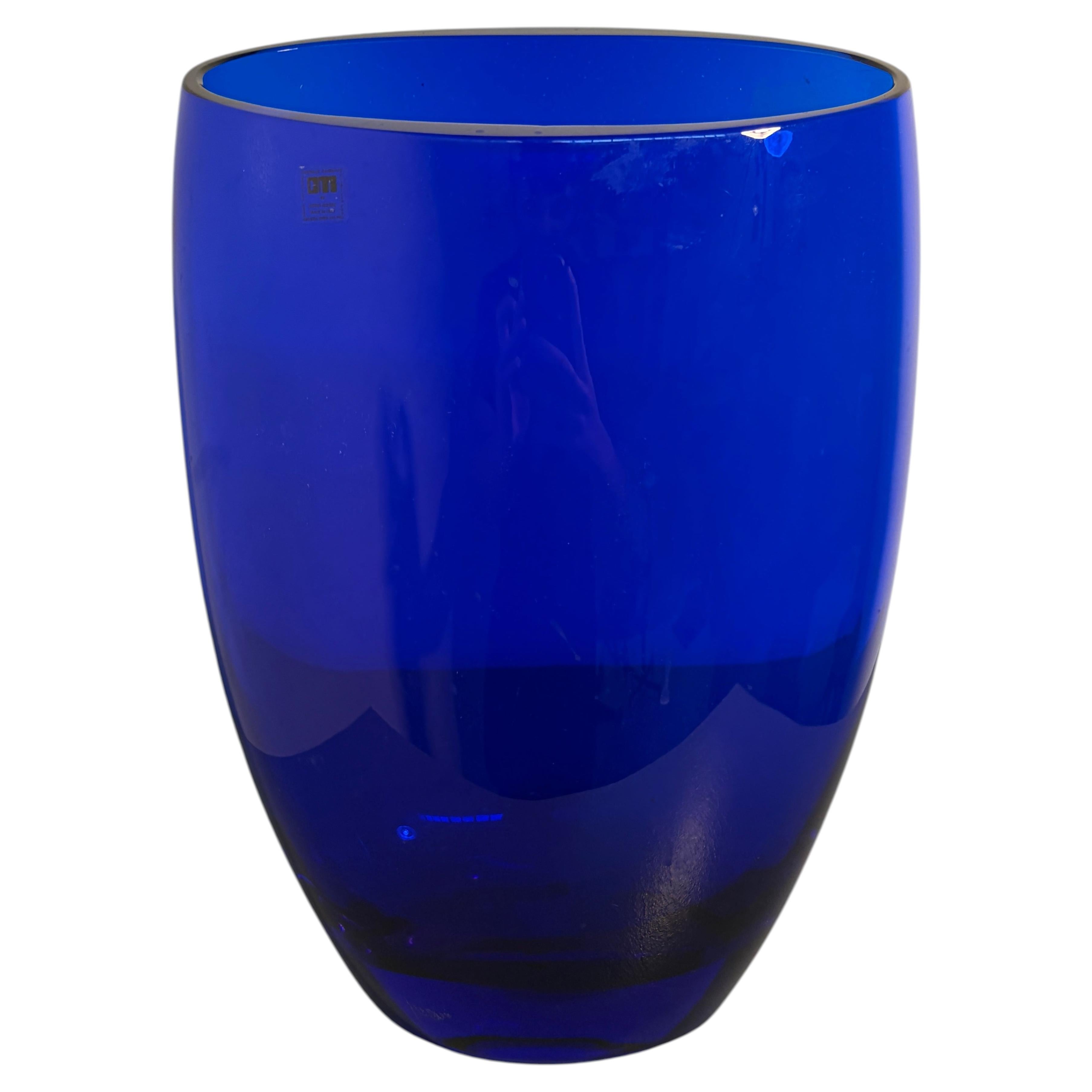 Signed Mario Cioni Cobalt Blue Art Glass Vase with Rounded Modern Shape in vendita