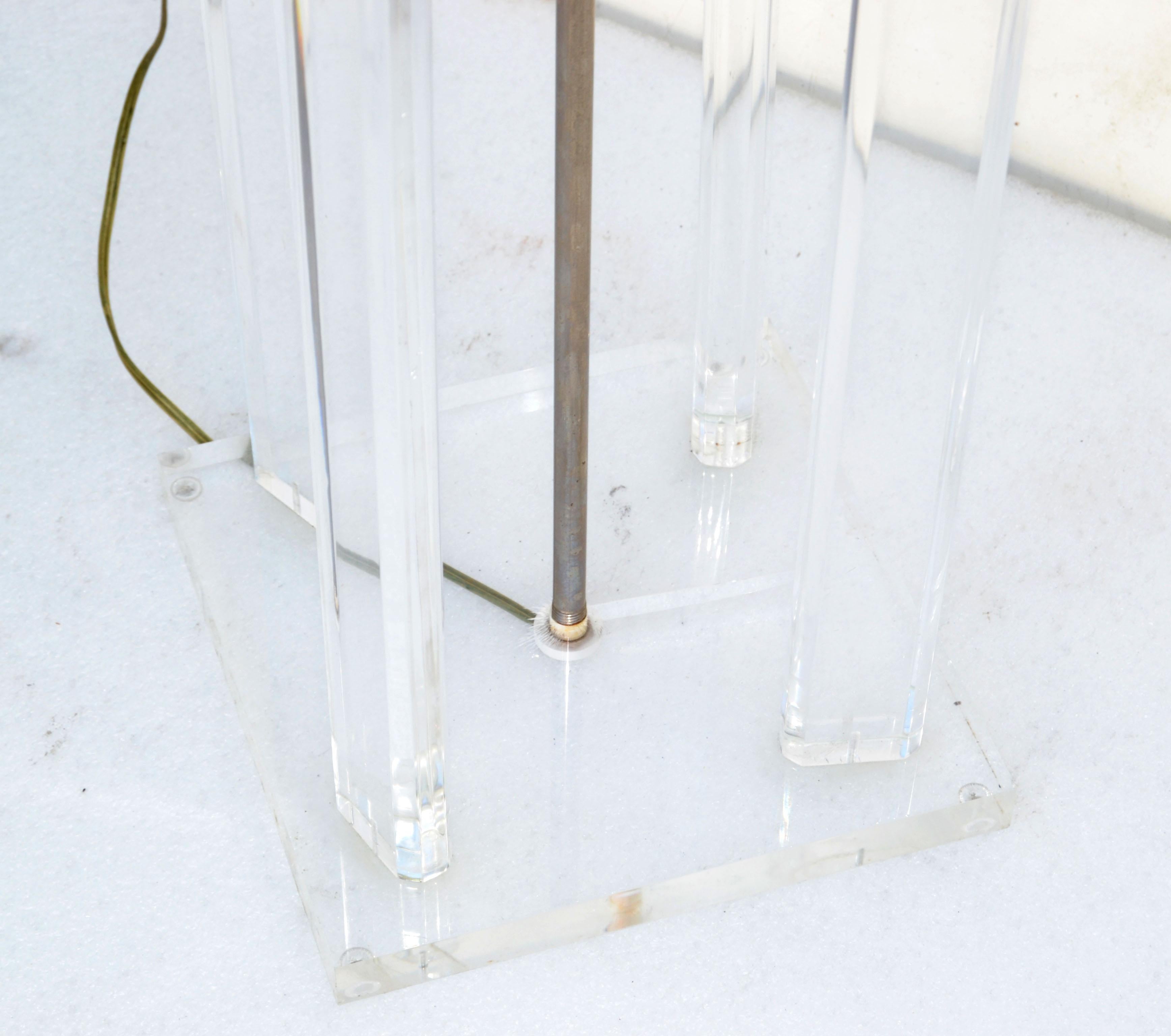 Lampada da terra firmata Marlee Tall Mid-Century Modern in lucite trasparente e cromo in vendita 3