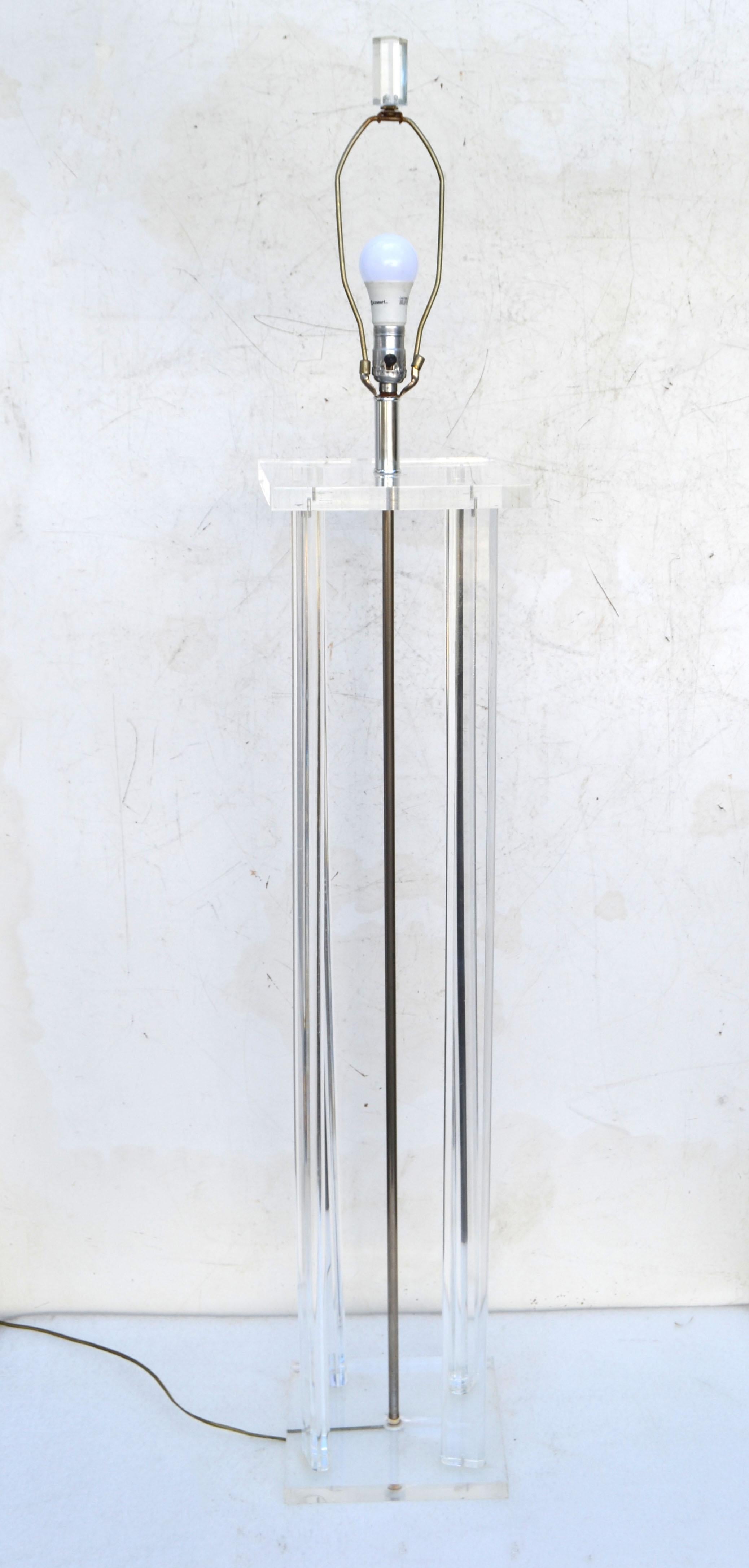 Lampada da terra firmata Marlee Tall Mid-Century Modern in lucite trasparente e cromo in vendita 7
