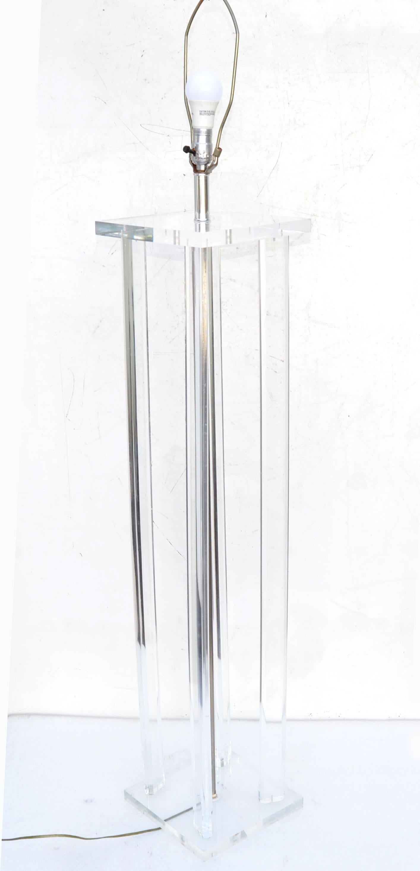Mid-Century moderno Lampada da terra firmata Marlee Tall Mid-Century Modern in lucite trasparente e cromo in vendita