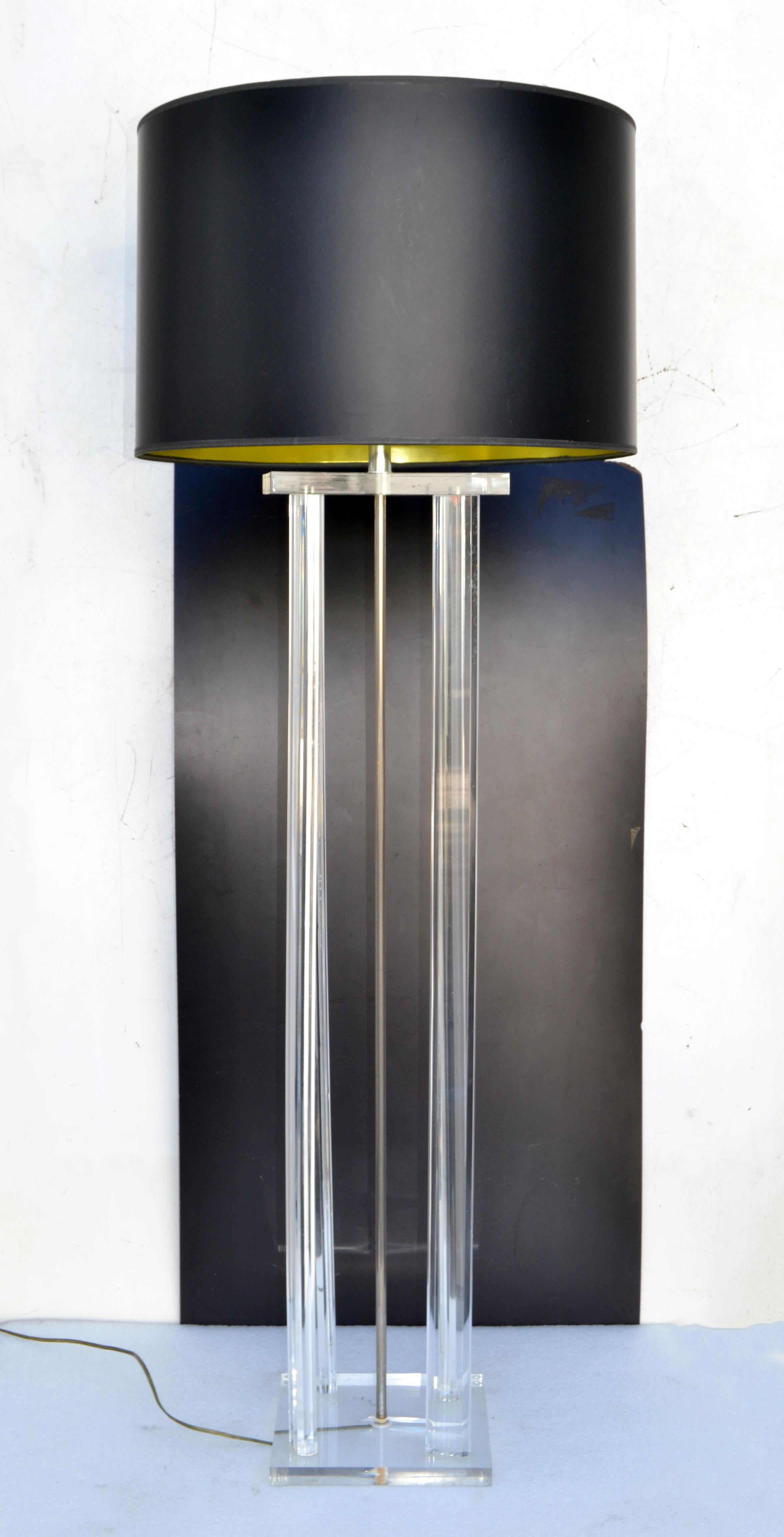 Americano Lampada da terra firmata Marlee Tall Mid-Century Modern in lucite trasparente e cromo in vendita