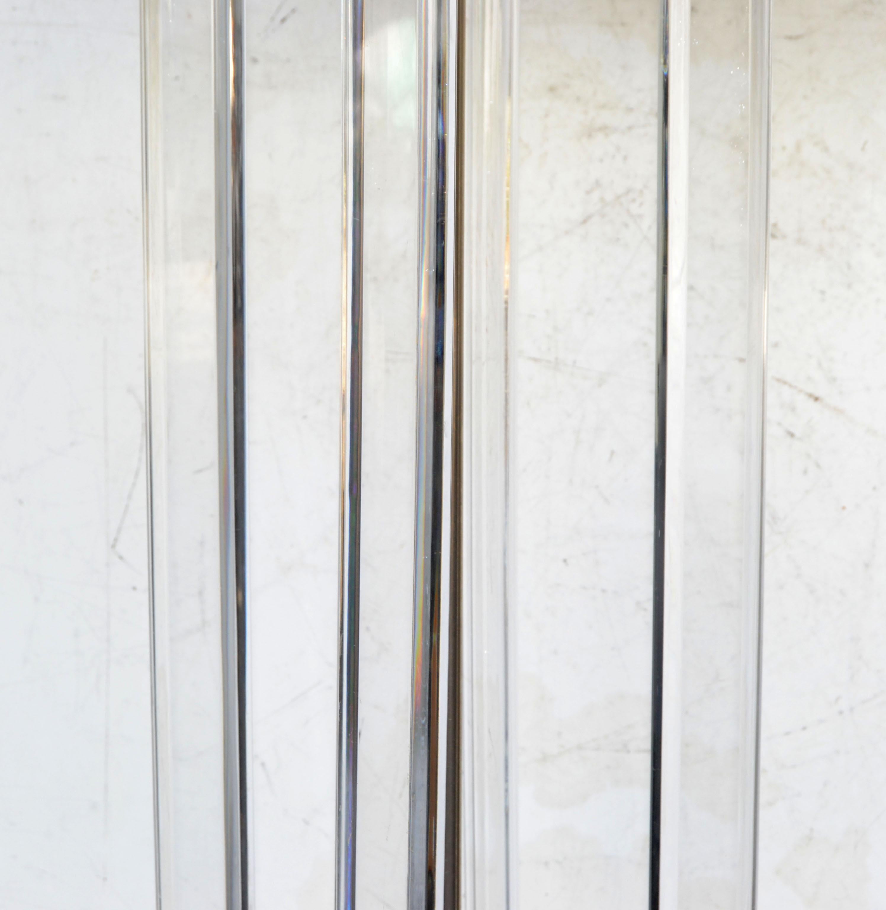 Lampada da terra firmata Marlee Tall Mid-Century Modern in lucite trasparente e cromo in vendita 1