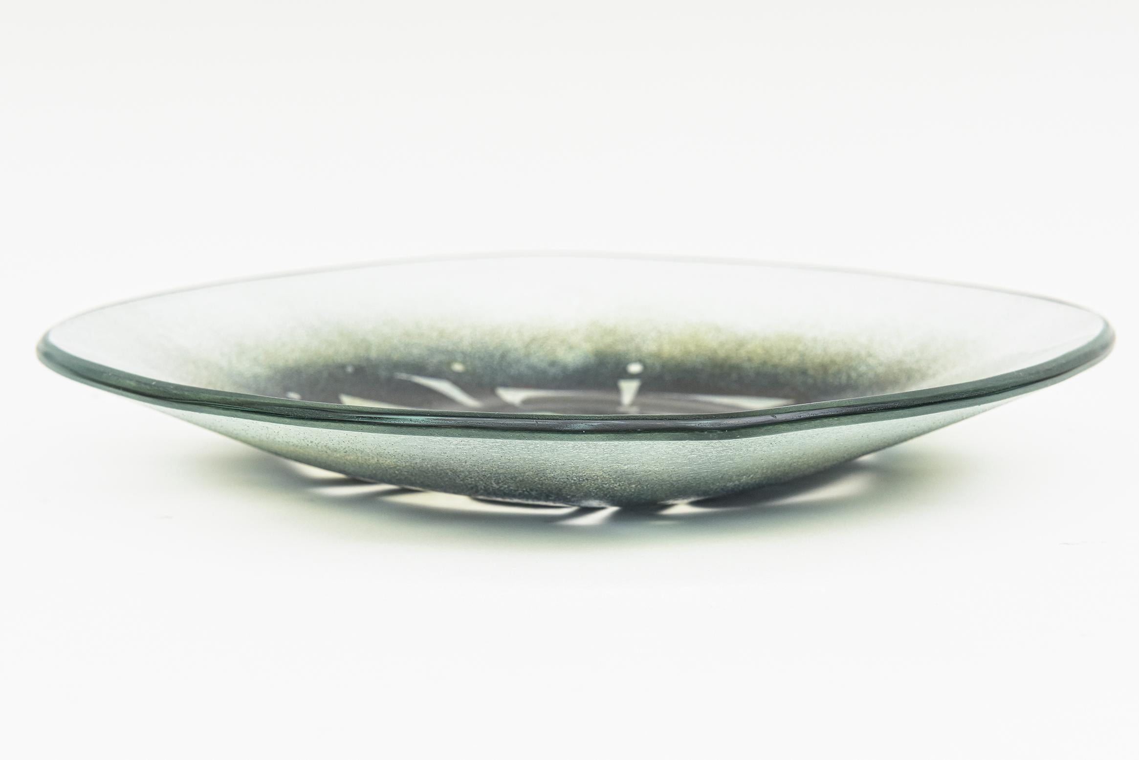 Américain Signed Maurice Heaton Abstract Glass Bowl or Plate Barware en vente