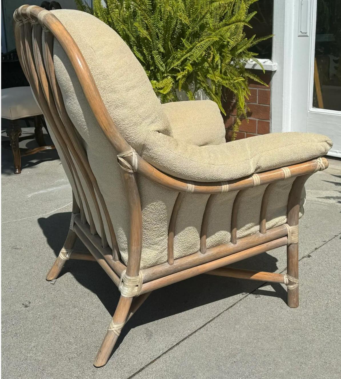 Signé McGuire Furniture Company Bamboo Lounge Club Chair. Cette annonce concerne une chaise, mais nous en avons en réalité deux de disponibles.