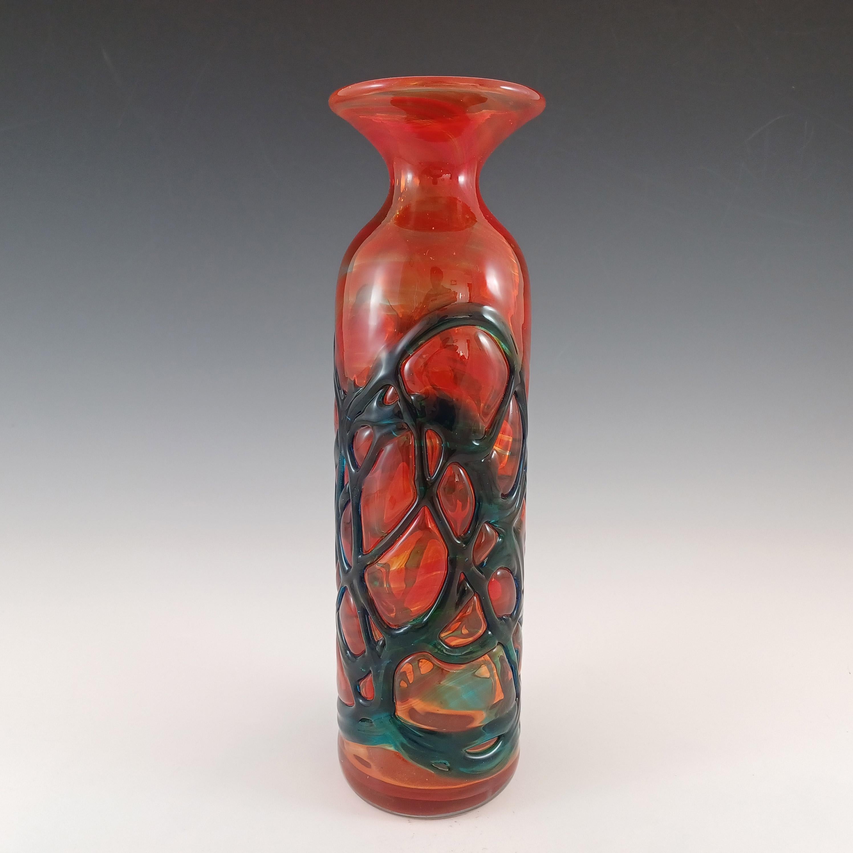 Splendido vaso in vetro maltese di grandi dimensioni, di colore rosso arancio e con reggette blu applicate, di Mdina, firmato alla base.

Dimensione
Misura circa 10,5 pollici di altezza e 3 pollici di diametro nel punto più