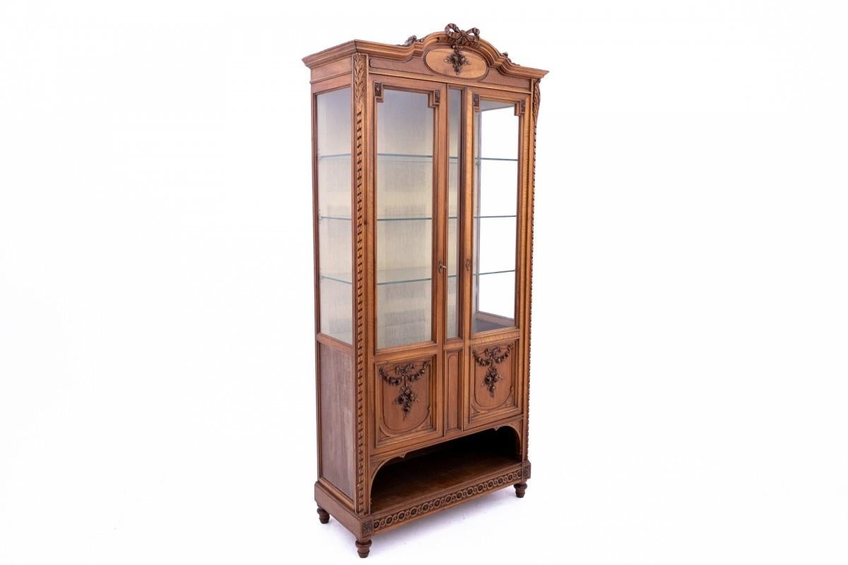 Cette armoire/vitrine signée, provenant de France, vers 1890, est un chef-d'œuvre de l'artisanat du meuble qui allie style, sophistication et qualité de marque. Signé par la célèbre maison de meubles Mercier Frères, datant de la fin du 19e