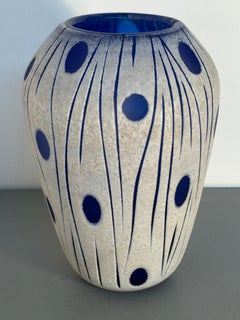 Vase en verre d'art bleu et blanc signé Michele Murano, avec décor gravé