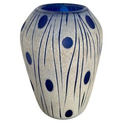 Vase en verre d'art bleu et blanc signé Michele Murano, avec décor gravé