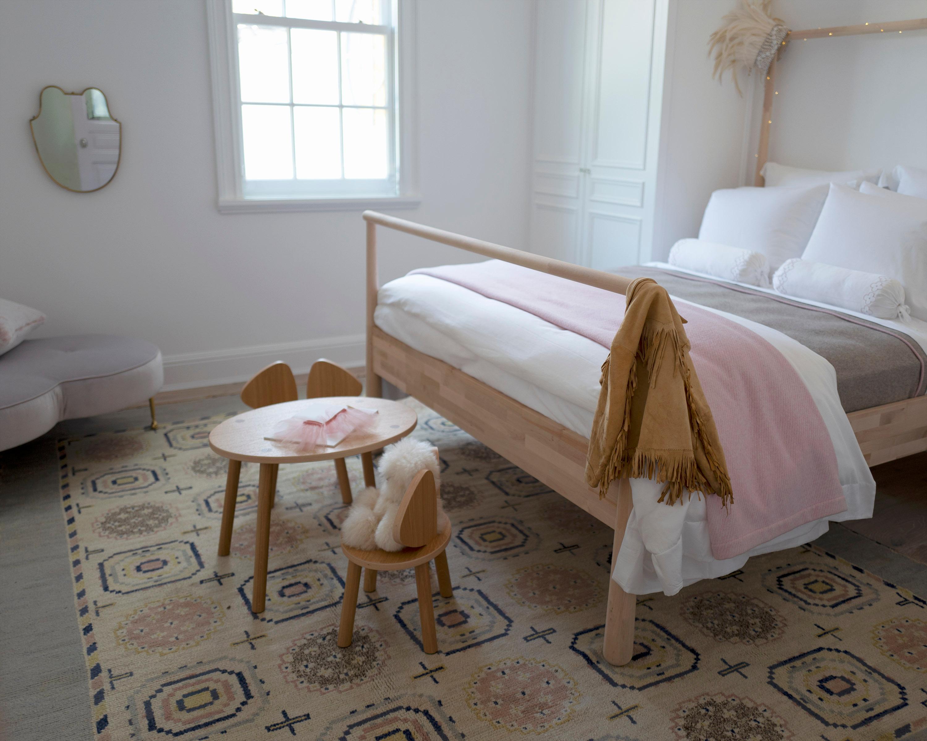 Dieser handgewebte schwedische Deko-Teppich im Vintage-Stil hat ein Feld aus karierten geometrischen Anhängern, die durch eine elegante, einfarbig graue Bordüre voneinander getrennt sind, sowie einen inneren Streifen aus Barbierstange. Signiert von