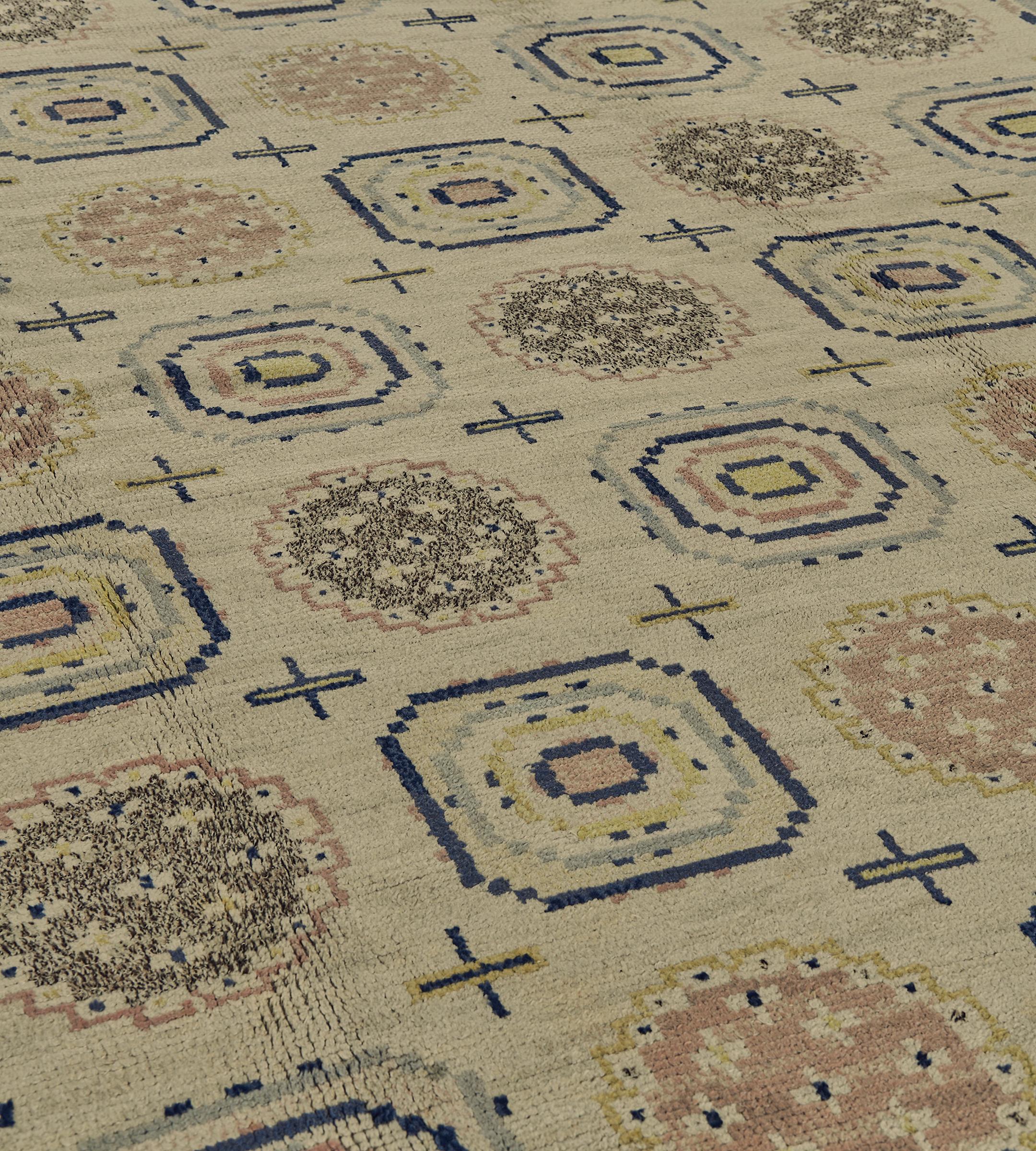Esta alfombra Deco sueca vintage tejida a mano tiene un campo general de colgantes geométricos a cuadros separados por cruciformes, en un elegante borde gris liso, franja interior de asta de barbero. Firmado por el taller original.

Sobre el