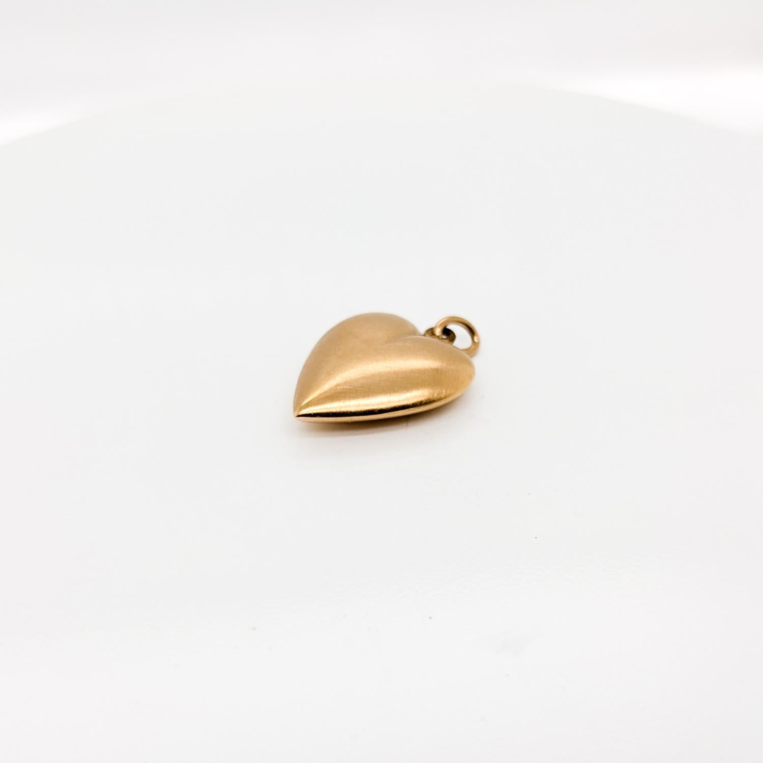 Moderno Ciondolo o charm a forma di cuore in raso d'oro 14K firmato Mid-Century di Binder Bros. in vendita