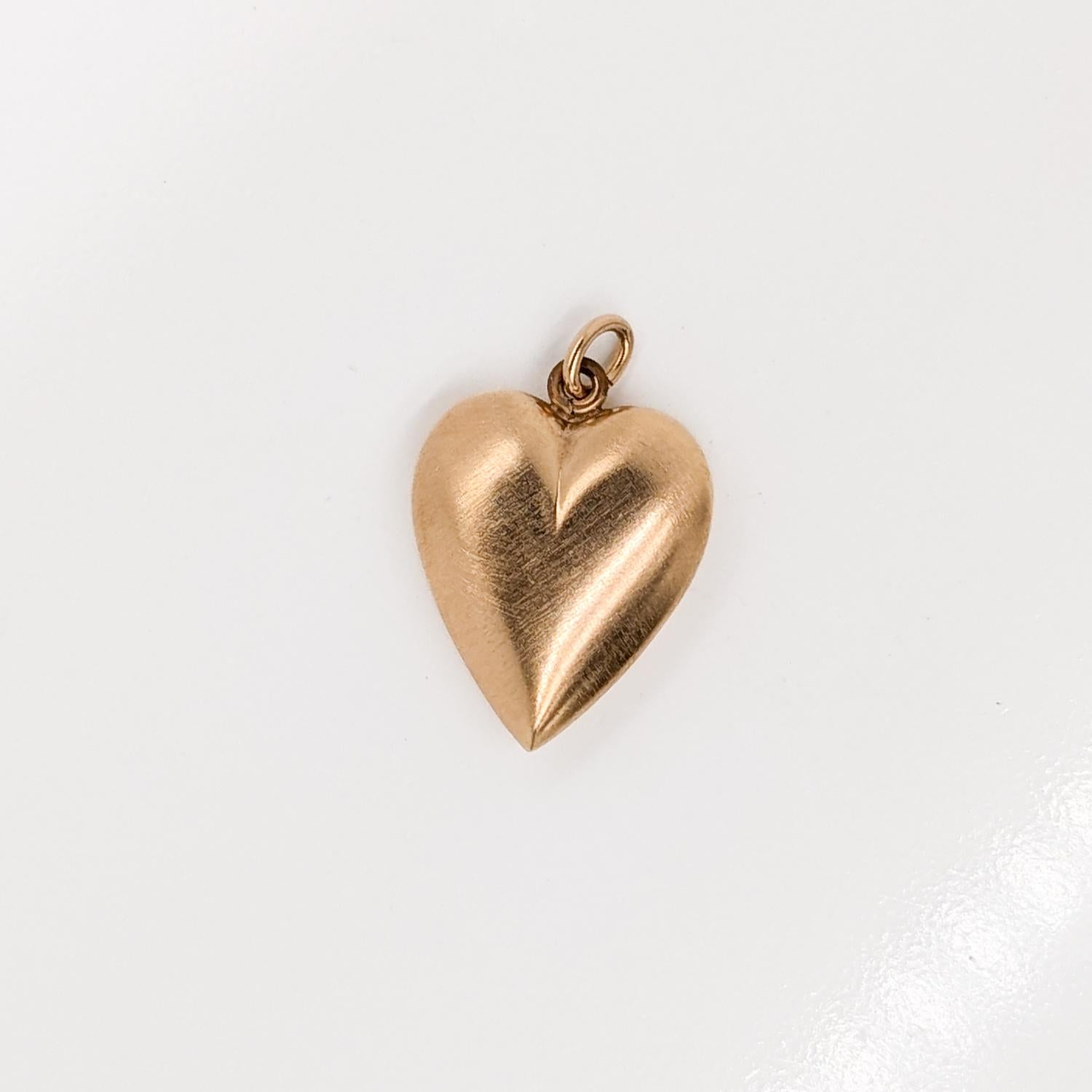 Ciondolo o charm a forma di cuore in raso d'oro 14K firmato Mid-Century di Binder Bros. In condizioni buone in vendita a Philadelphia, PA