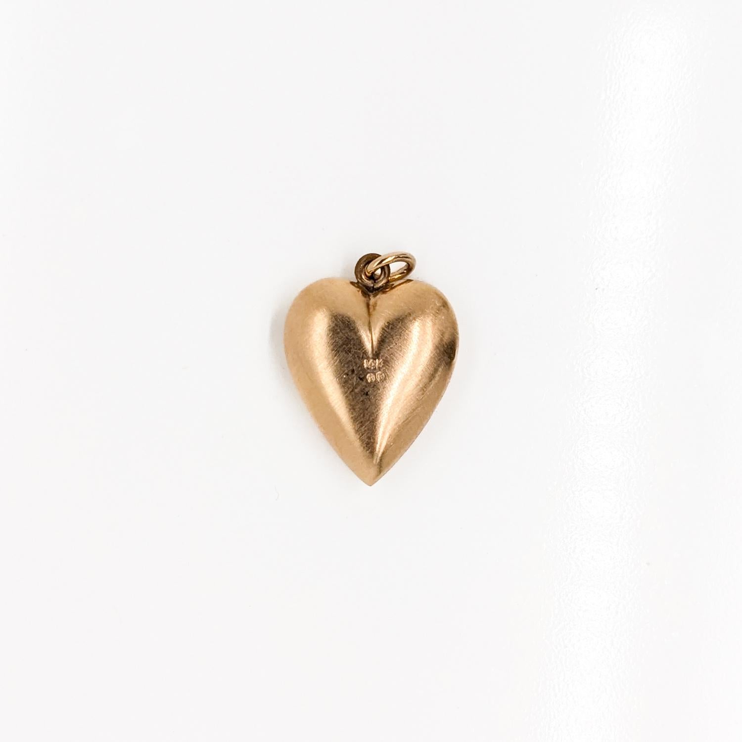 da uomo o donna Ciondolo o charm a forma di cuore in raso d'oro 14K firmato Mid-Century di Binder Bros. in vendita