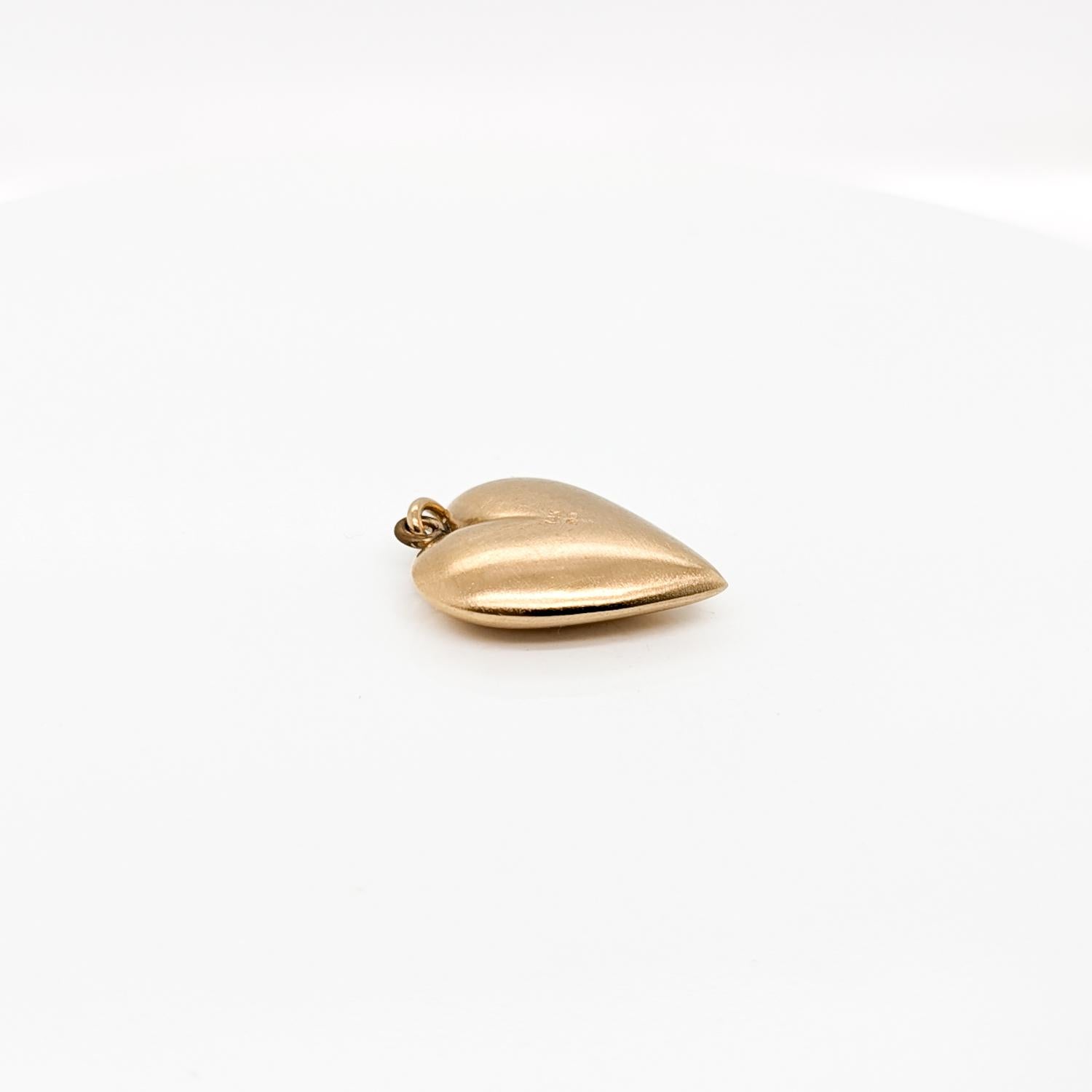 Ciondolo o charm a forma di cuore in raso d'oro 14K firmato Mid-Century di Binder Bros. in vendita 2