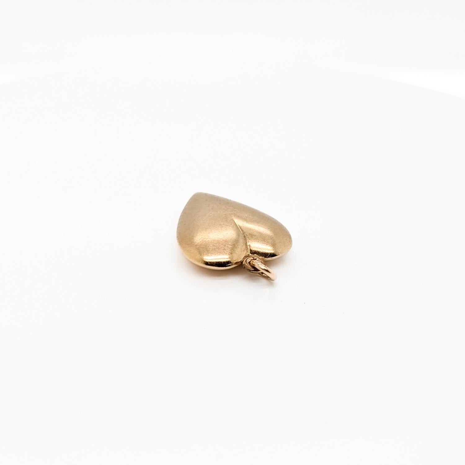 Ciondolo o charm a forma di cuore in raso d'oro 14K firmato Mid-Century di Binder Bros. in vendita 3