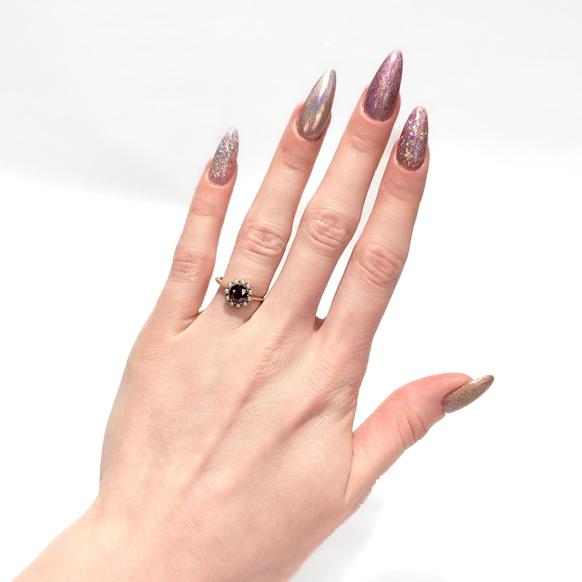 Bague en or 14K, grenat et perles de rocaille signée Jones & Woodland (milieu du siècle) en vente 3