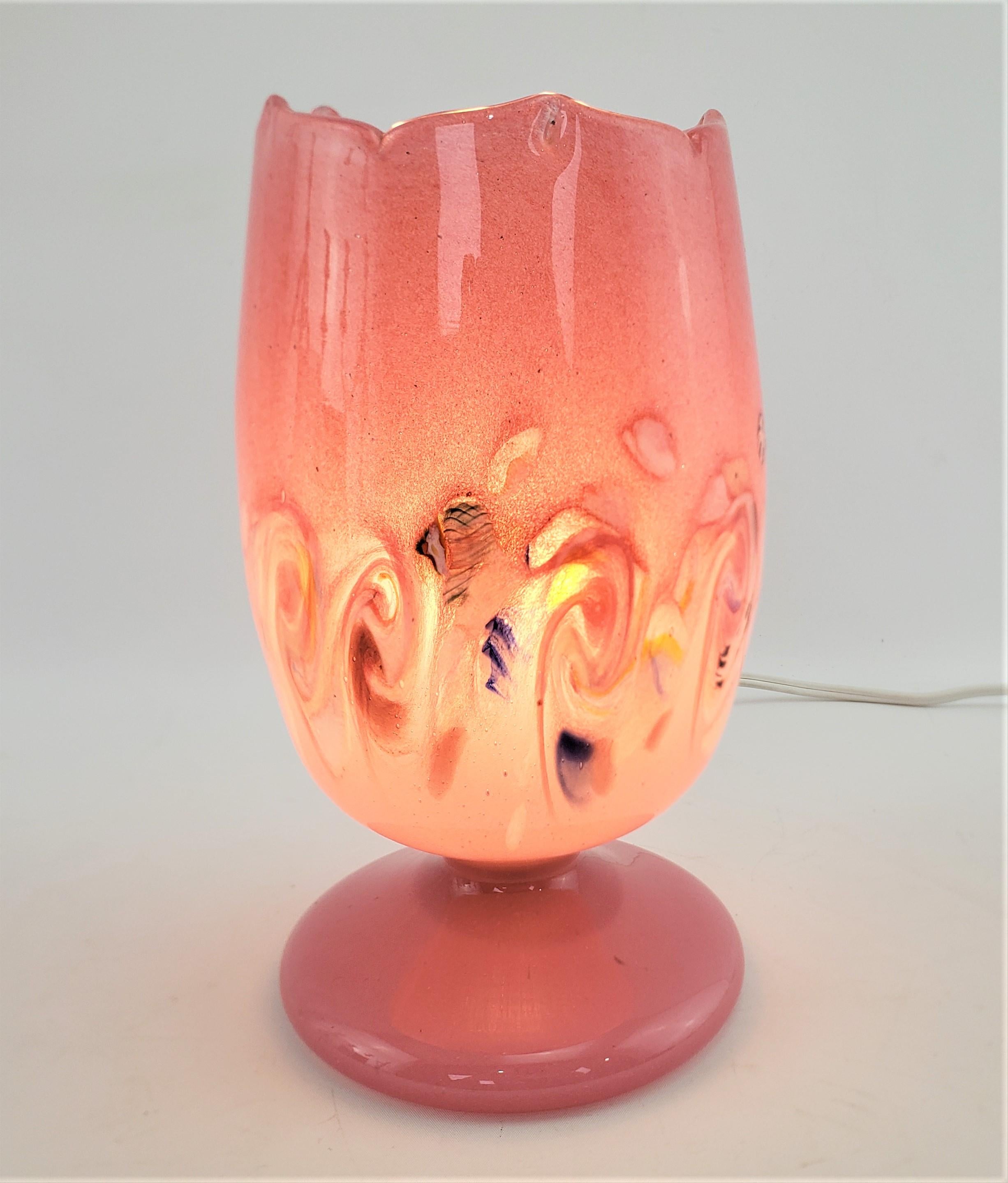 Écossais Lampe de table ou lampe d'appoint tulipe en verre d'art écossais Vasart signée, mi-siècle moderne en vente